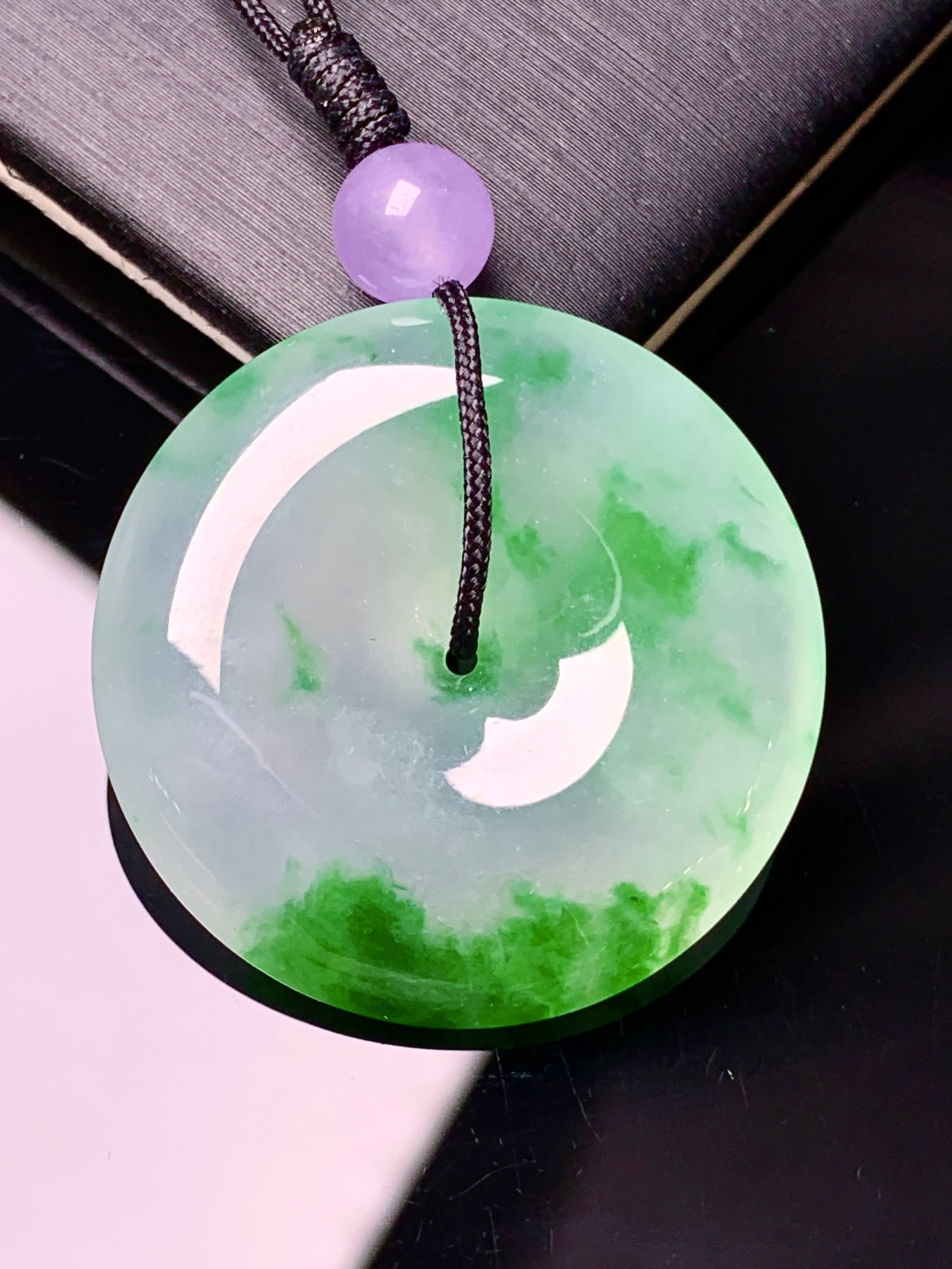 飘绿平安扣吊坠 玉质细腻 色泽艳丽清新 水润亮眼 整体尺寸28.5*5.6d3