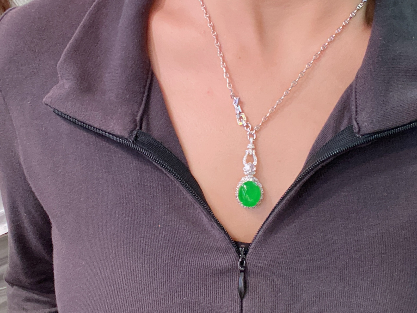 冰阳绿蛋面吊坠
冰透种好，色甜色阳，饱满厚庄
18k金镶嵌，上身超美..