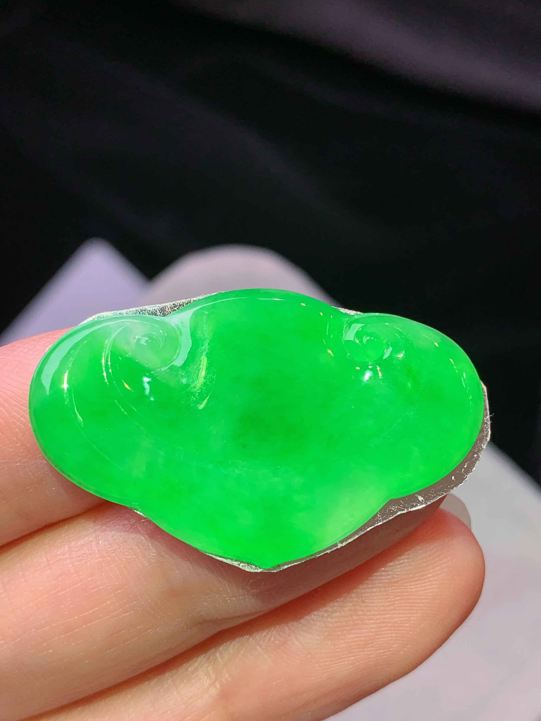 满阳绿如意头吊坠 玉质细腻 色泽艳丽清新 水润亮眼 整体尺寸21*34.2*2.5m2