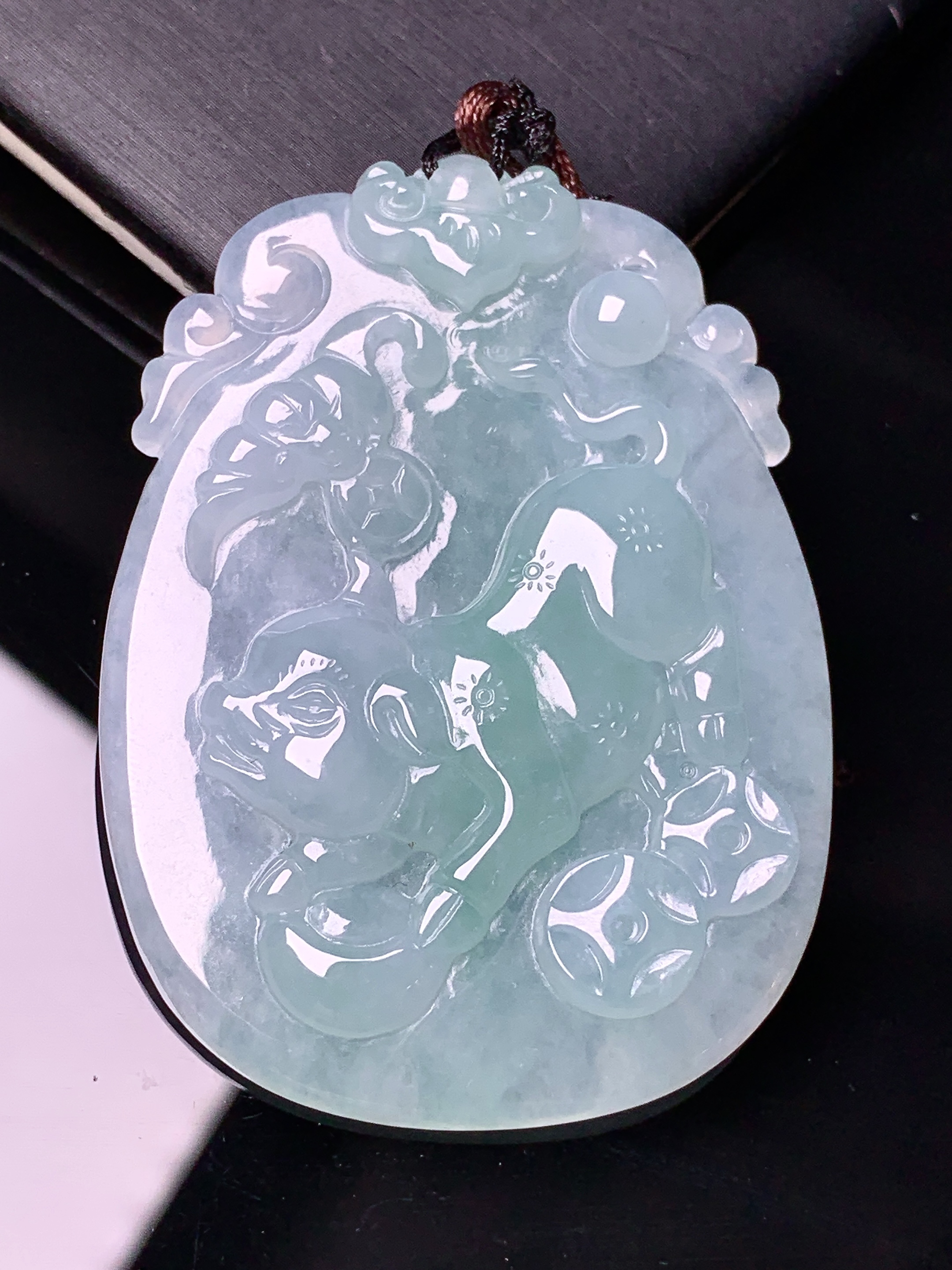 冰种飘绿生肖猪吊坠 玉质细腻 水润亮眼 色泽艳丽 整体尺寸53*38.7*6b2