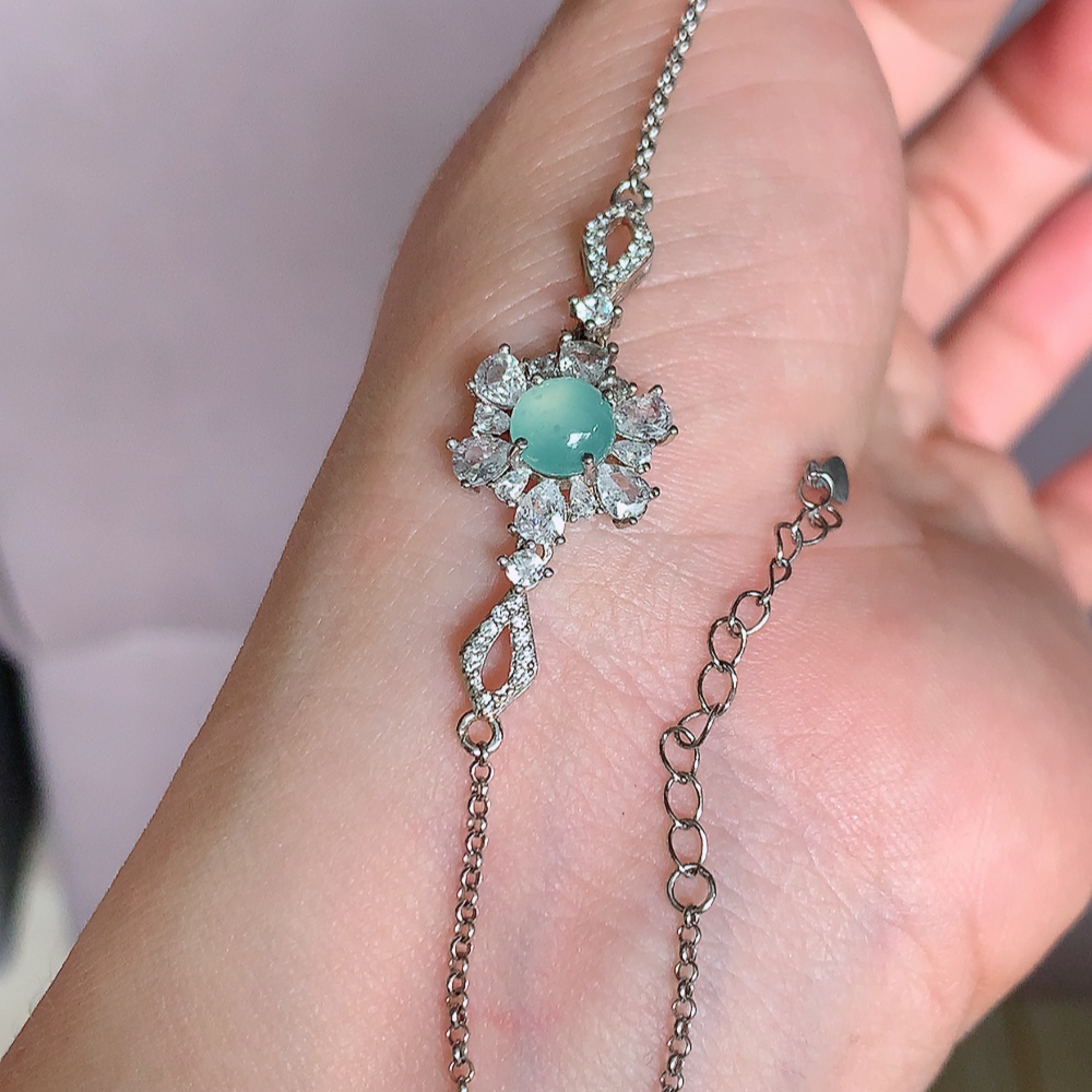 冰晴水翡翠蛋面手链，水水润润，珠圆玉润，颜色鲜艳，妙明清净，清秀高雅，佩戴效果优雅迷人！性价比超值 