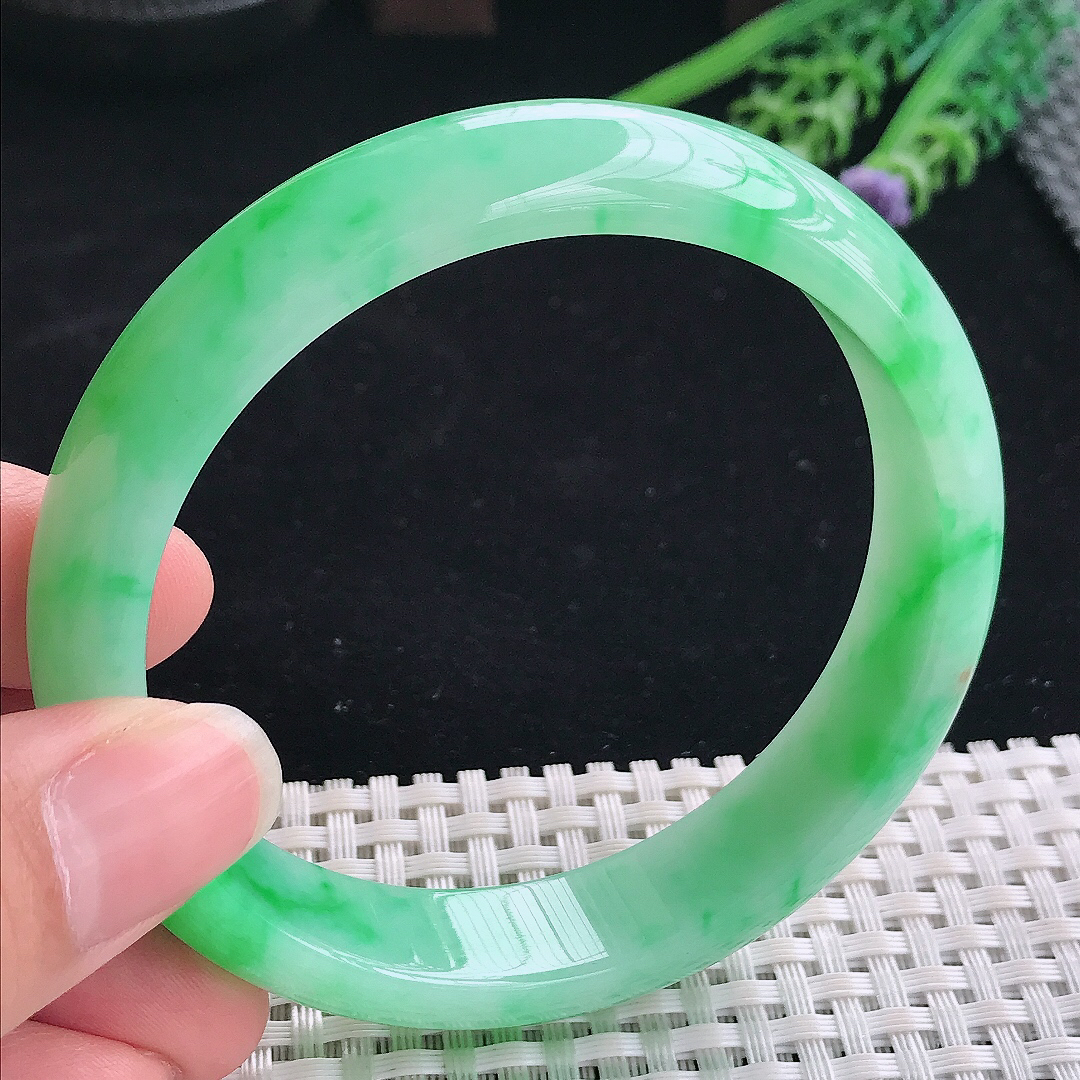 实拍A货翡翠61.5/14.2/8大圈口老坑精美冰润飘阳绿手镯翡翠珍藏玉镯平安镯