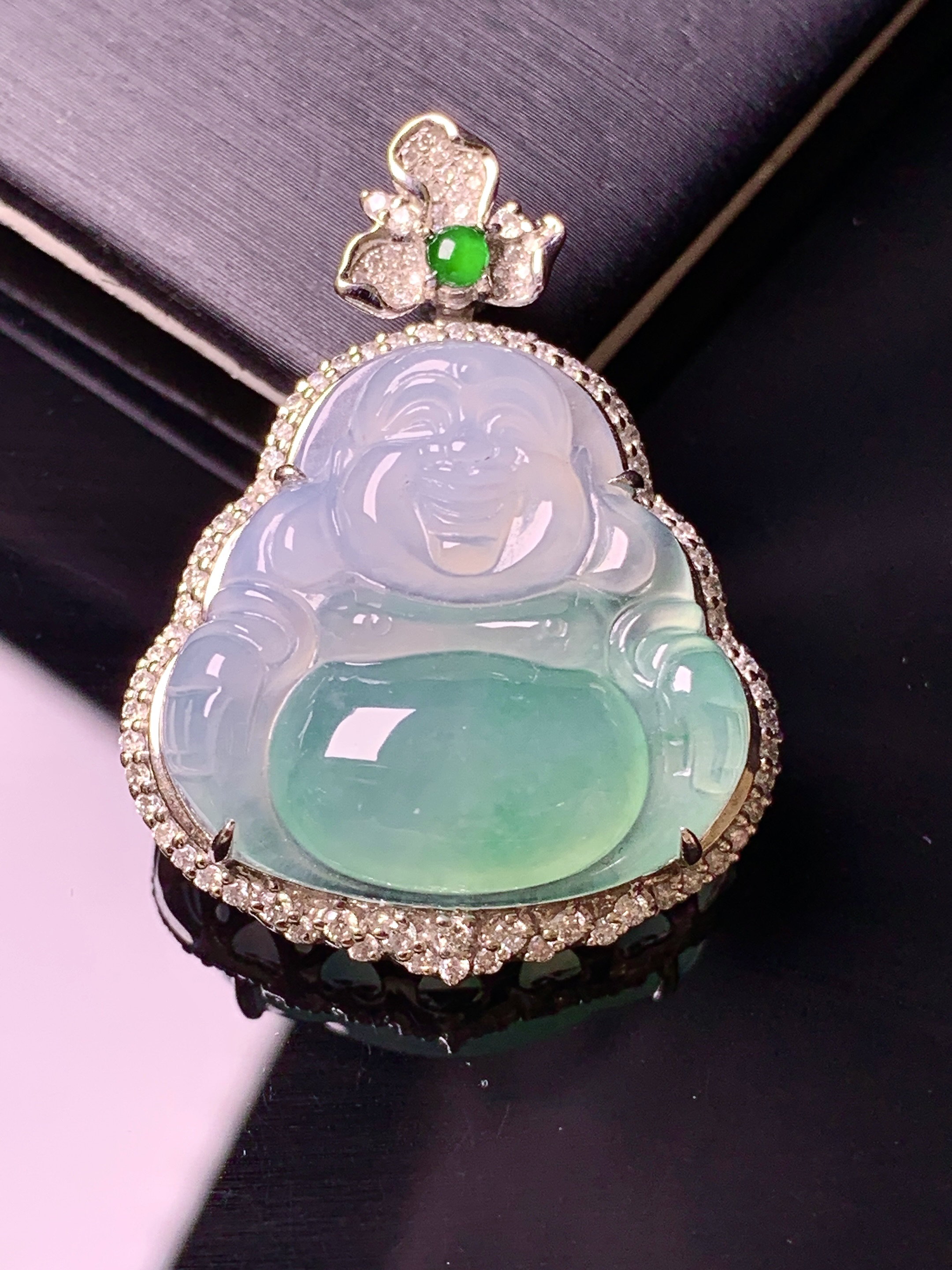18k金钻镶嵌飘绿佛公吊坠 玉质细腻 水润亮眼 色泽艳丽 整体尺寸34.2*25.6*10.8k1