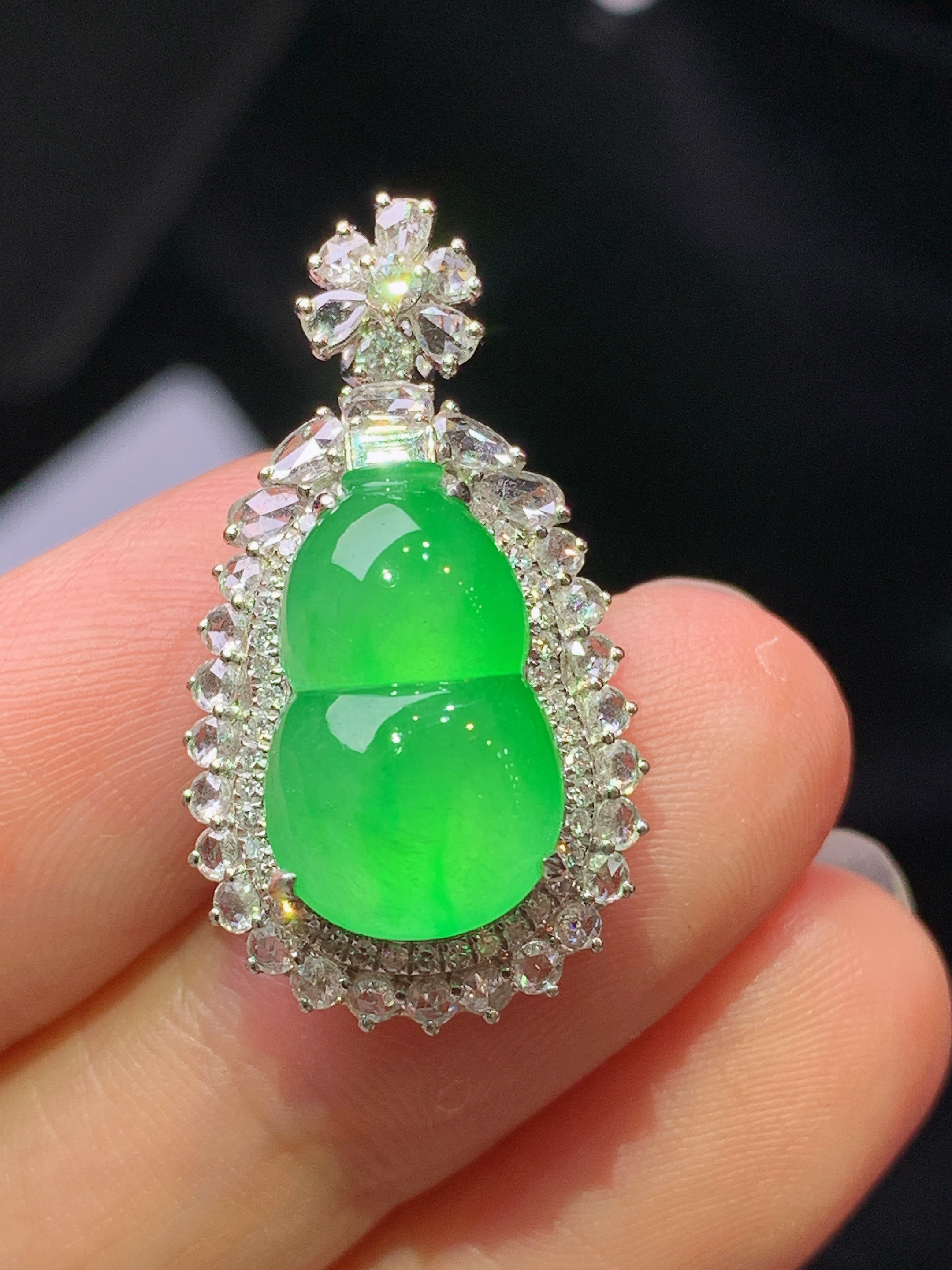 18k金钻镶嵌冰阳绿葫芦吊坠 玉质细腻 水润亮眼 色泽艳丽 整体尺寸24.5*15.2*11.5z1