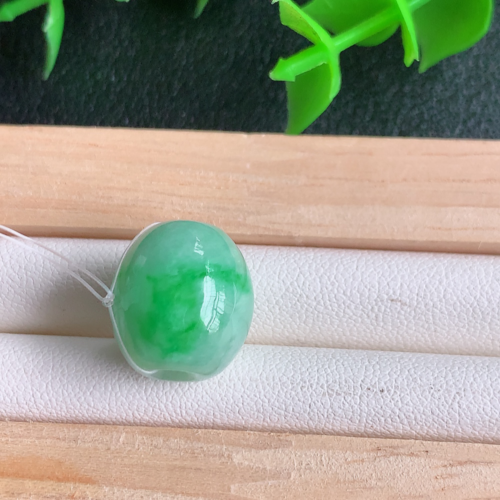 冰润阳绿路路通翡翠吊坠  款式新颖时尚，日常百搭的款。满满的份量感 清秀高雅，上身效果优雅迷人！性价比超值  W49.13  尺寸：14-13.3mm