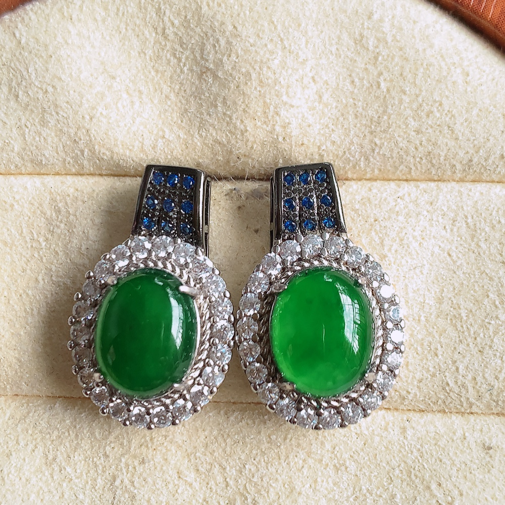 冰满绿翡翠925银镶嵌耳坠，自然光实拍，翠色灵动，颜色漂亮，种老水足，品相佳，佩戴佳品！W481.13 取一整体尺寸：20.8-13-7.5mm  裸石尺寸：9.5-7.5mm
