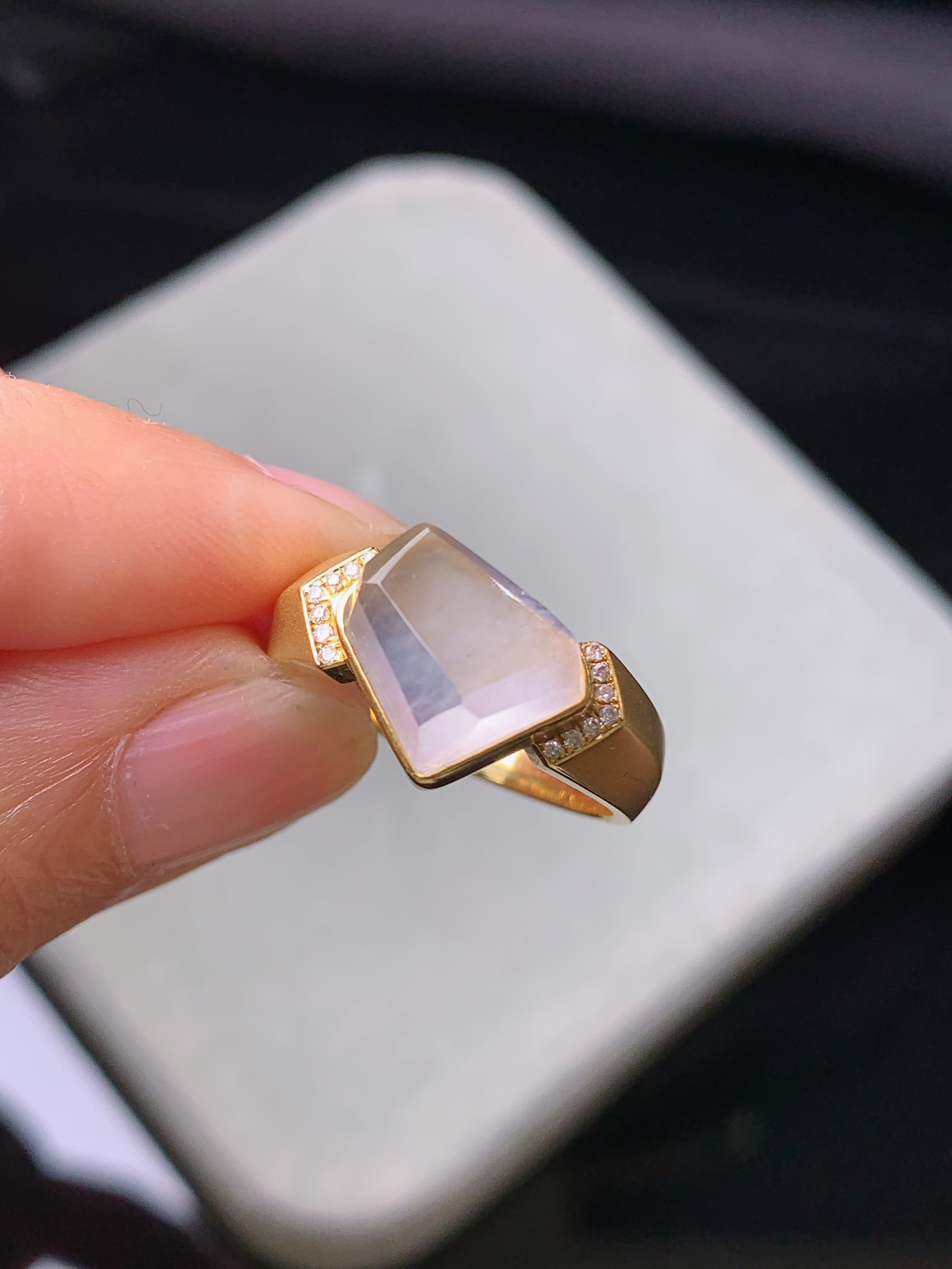 18k金钻镶嵌冰种随形戒指 玉质细腻 水润亮眼 色泽艳丽 圈口13.5 裸石尺寸11*8.8*4.5m5