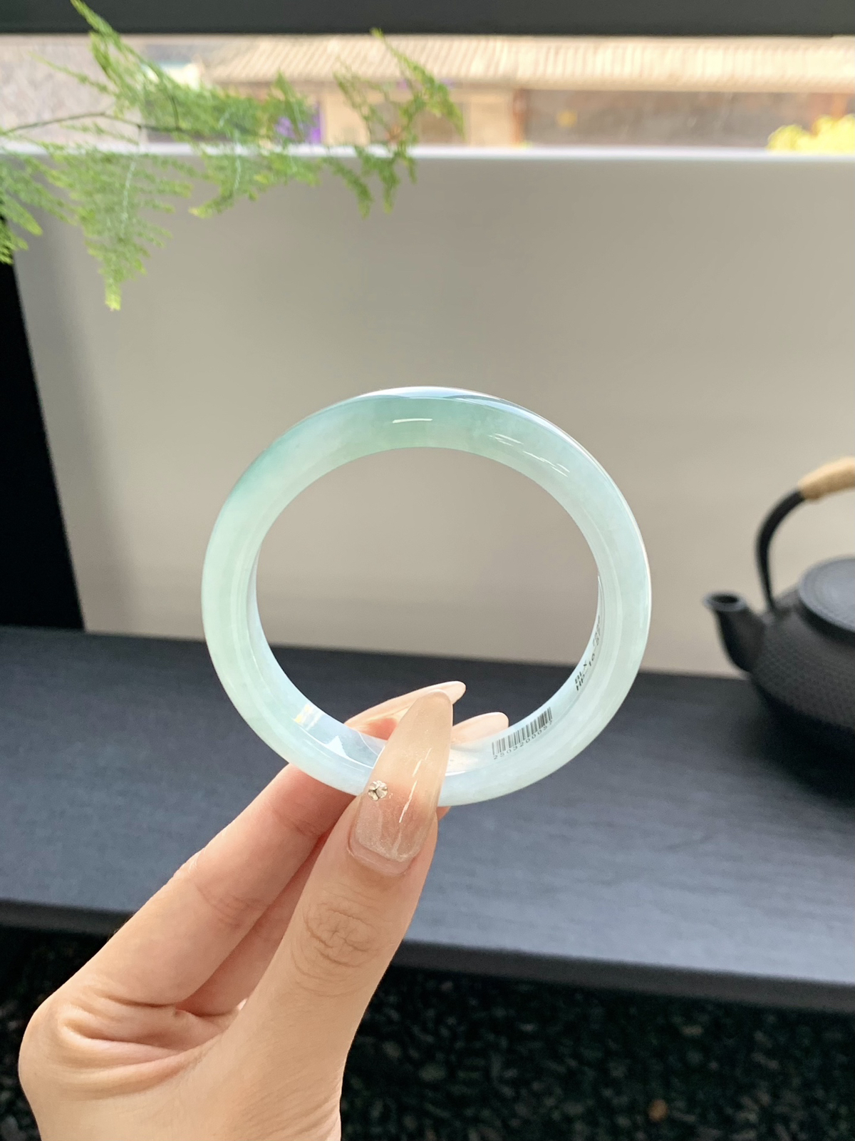 冰半山水手镯
仿佛蕴藏着大自然的灵气与生命的力量，给人一种神秘而优雅的感觉58-12-8mm