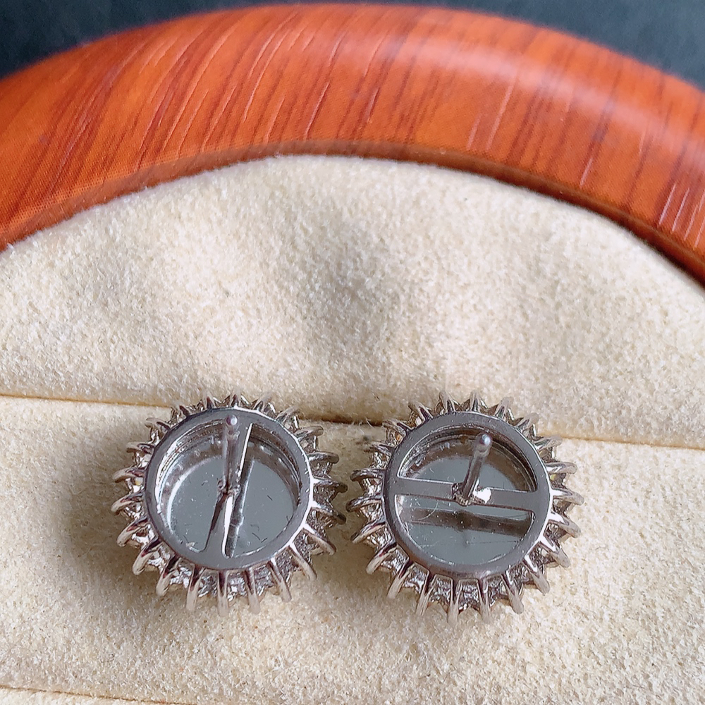 冰满绿翡翠925银镶嵌耳坠，自然光实拍，翠色灵动，颜色漂亮，种老水足，品相佳，佩戴佳品！W481.13 取一整体尺寸：14-6mm  裸石尺寸：9.6mm