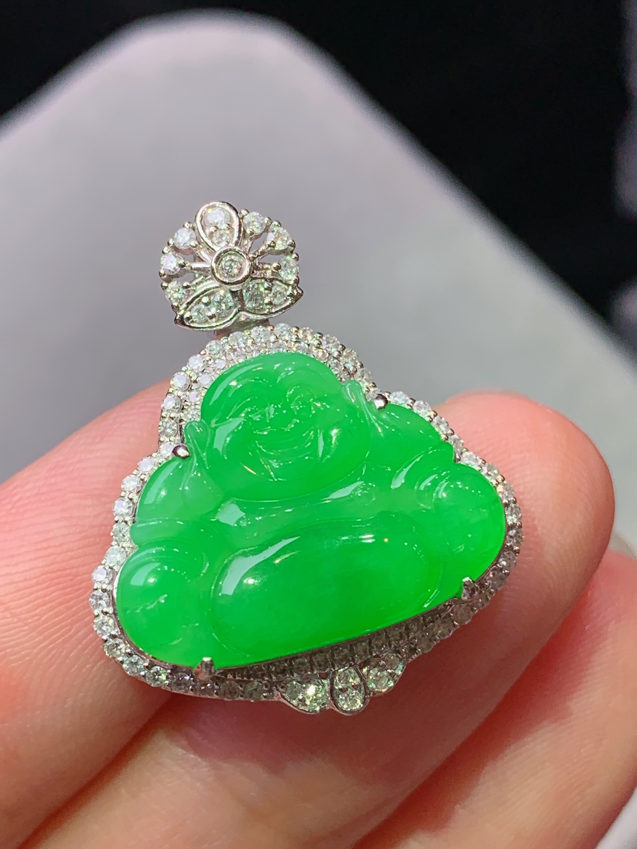 18k金钻镶嵌满阳绿佛公吊坠 玉质细腻 色泽艳丽清新 水润亮眼 整体尺寸25*20.6*8L2