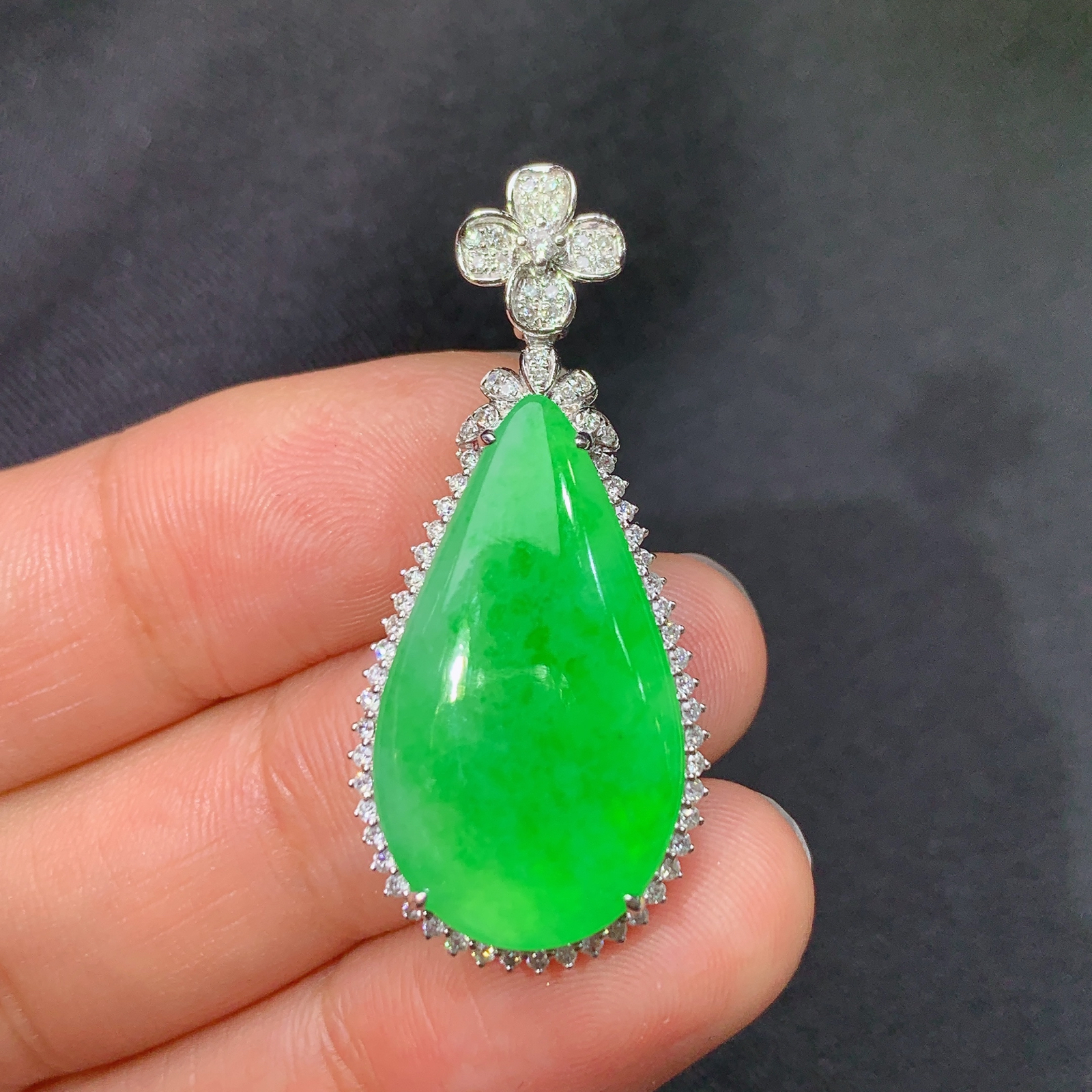 冰阳绿水滴吊坠，18k金镶嵌，冰润色阳，玉质细腻，种水足，Zha 尺寸36.6*16.3*6.5