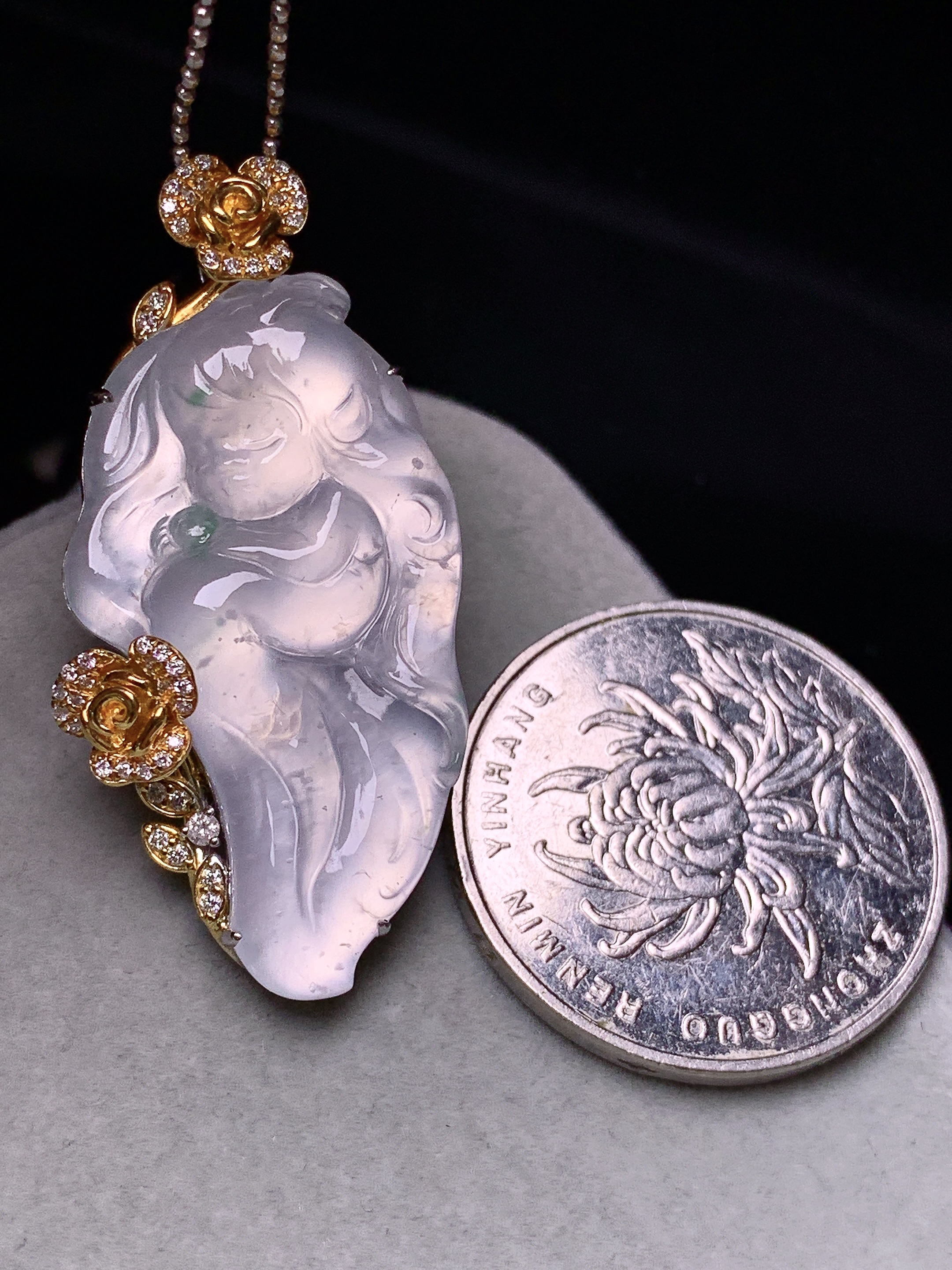 18k金钻镶嵌冰种天使宝宝吊坠 玉质细腻 水润亮眼 色泽艳丽 整体尺寸38.5*18.2*6.2m5