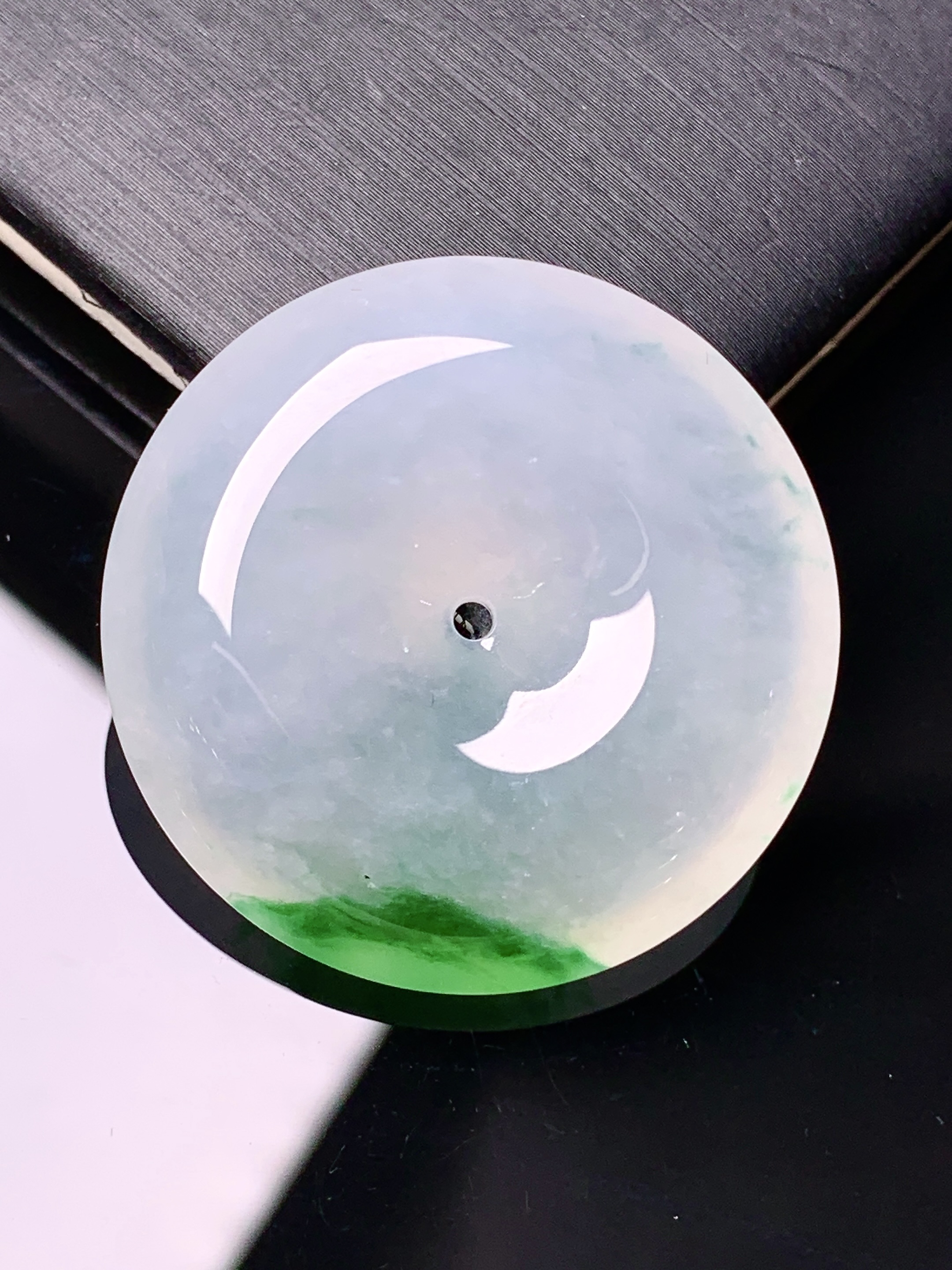 冰种飘绿平安扣吊坠 玉质细腻 水润亮眼 色泽艳丽 整体尺寸30.8*7.6x1