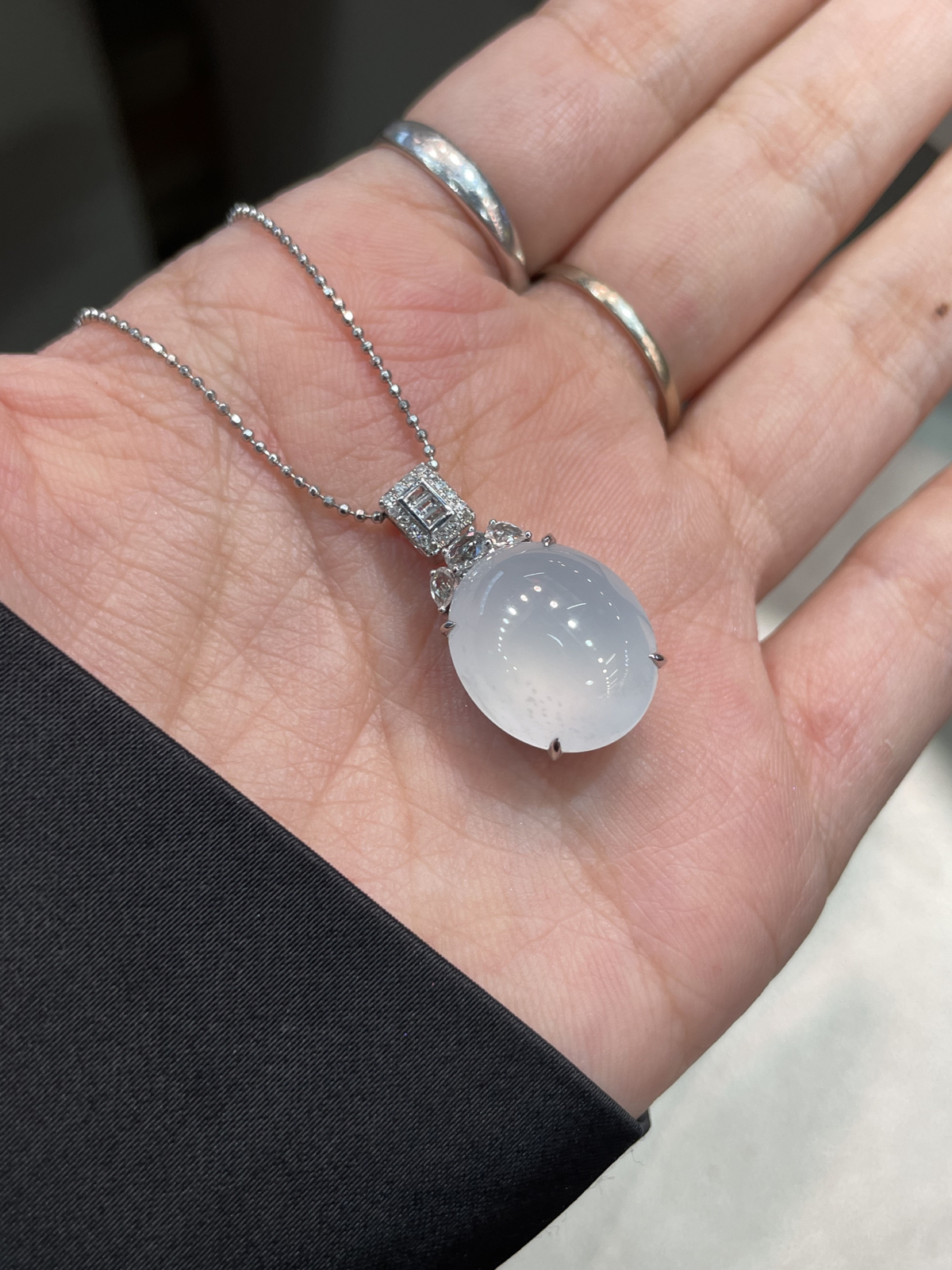 冰种 起胶 茅台白 蛋面吊坠

18k金镶嵌..