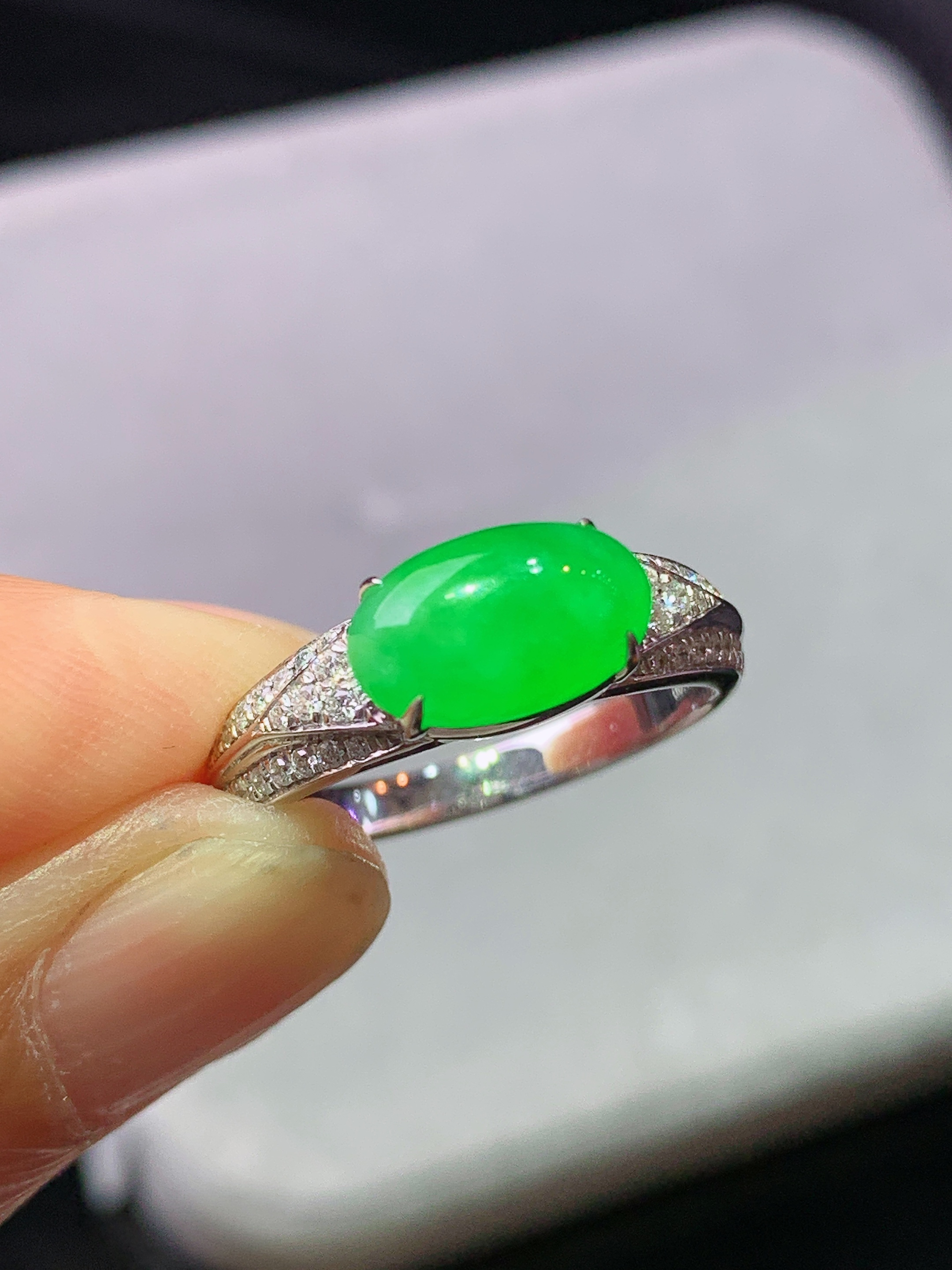 18k金钻镶嵌阳绿蛋面戒指 玉质细腻 水润亮眼 色泽艳丽 圈口14 整体尺寸9.8*6*4.3m5