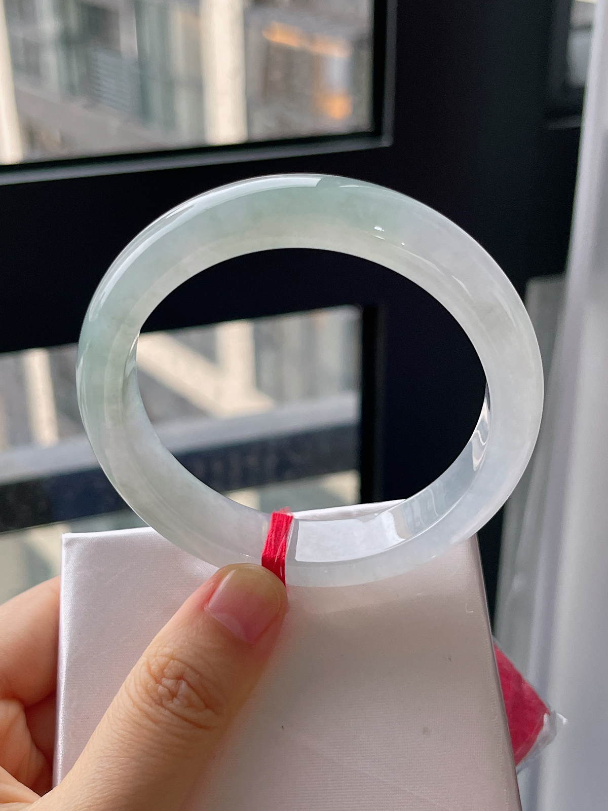 正圈57圈口，翡翠冰糯种淡绿色手镯