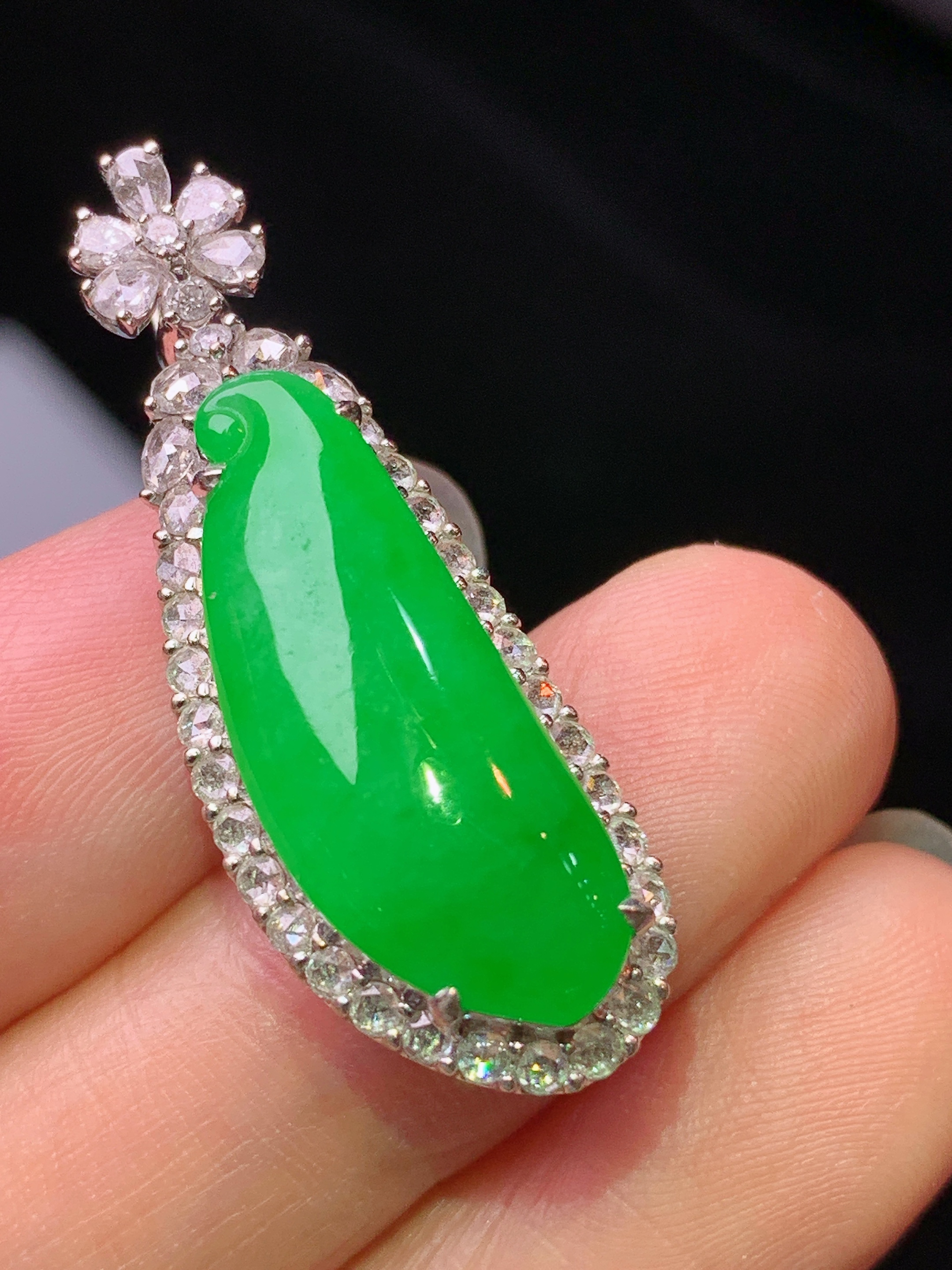 18k金钻镶嵌满绿福瓜吊坠 玉质细腻 色泽艳丽清新 水润亮眼 整体尺寸34.5*12.2*9.6s1