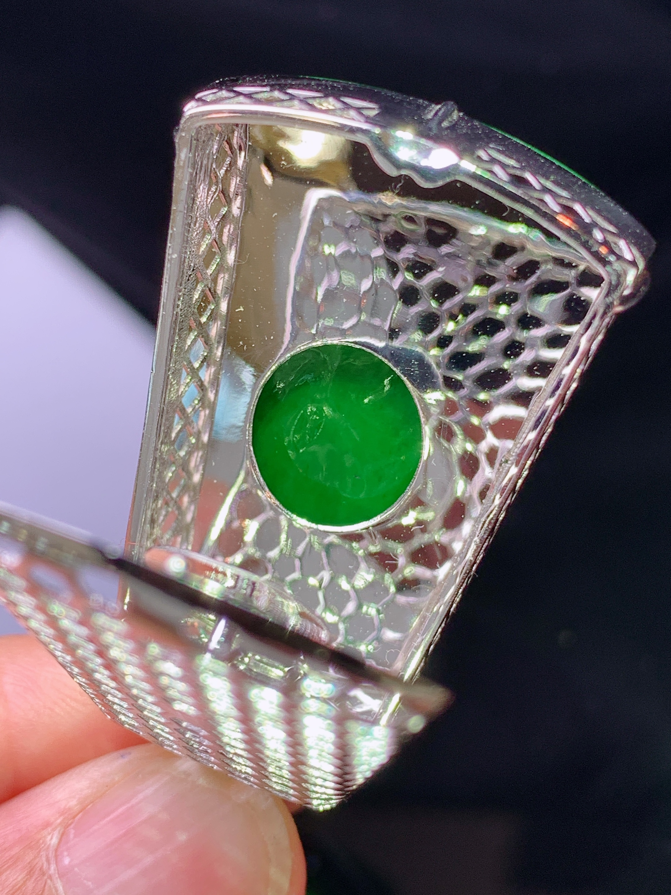 18k金钻镶嵌阳绿无事牌吊坠 玉质细腻 水润亮眼 色泽艳丽 整体尺寸48*25*9.2f1