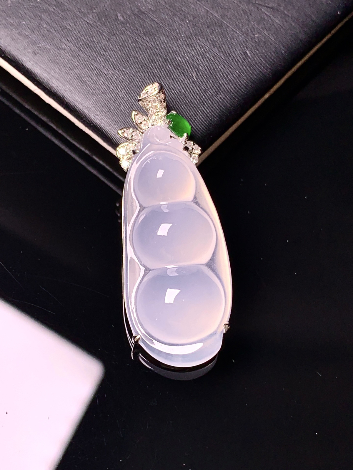 18k金钻镶嵌冰种四季豆吊坠 玉质细腻 色泽艳丽清新 水润亮眼 整体尺寸37.2*13.6*6.8t1