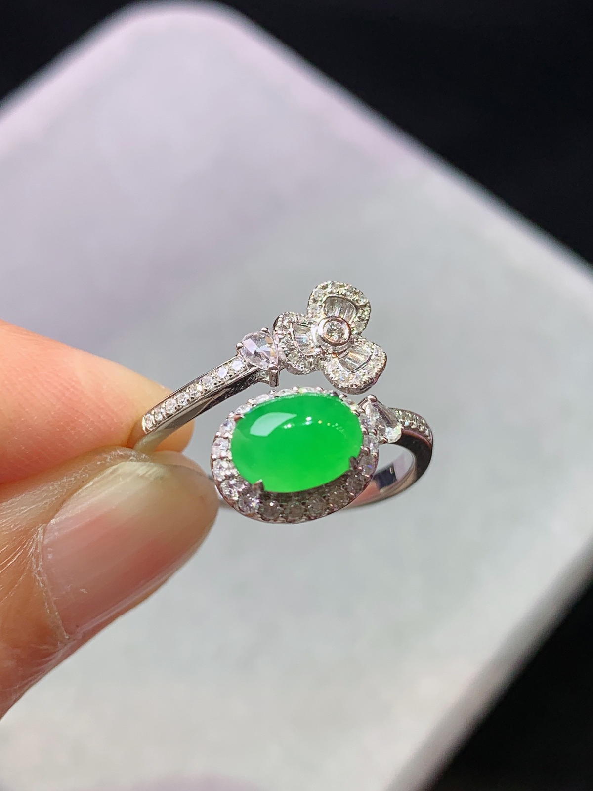 18 k金钻镶嵌冰种阳绿蛋面戒指 饱满水润 圈口 14 尺寸7.3*5.3*3.2 k1