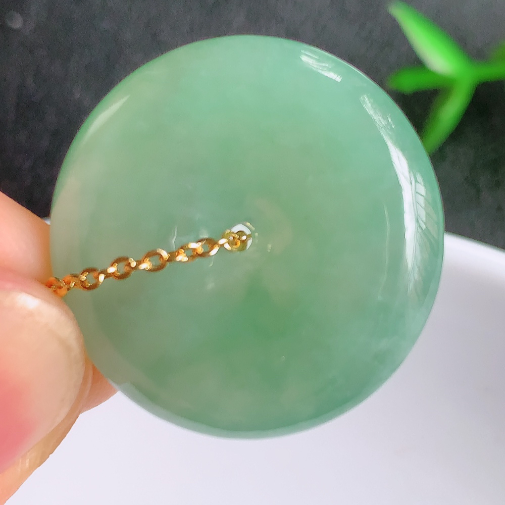 冰润平安扣吊坠，厚装饱满，冰润剔透，细腻水足，种质润泽，飘花灵动，佩戴优雅大气，W357.13   尺寸：24.5-5.7mm