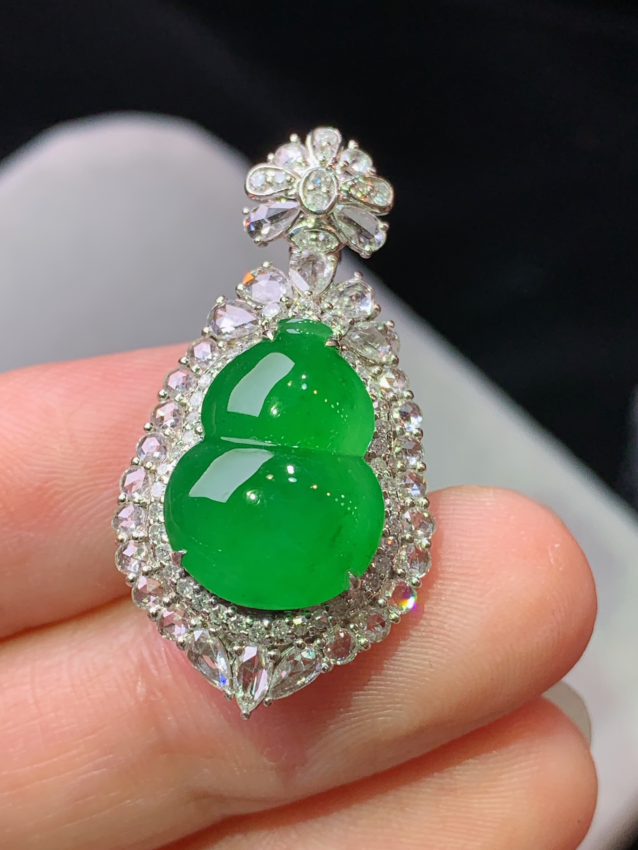 18k金钻镶嵌满绿葫芦吊坠 玉质细腻 色泽艳丽清新 水润亮眼 整体尺寸32.3*16.6*10.5h1