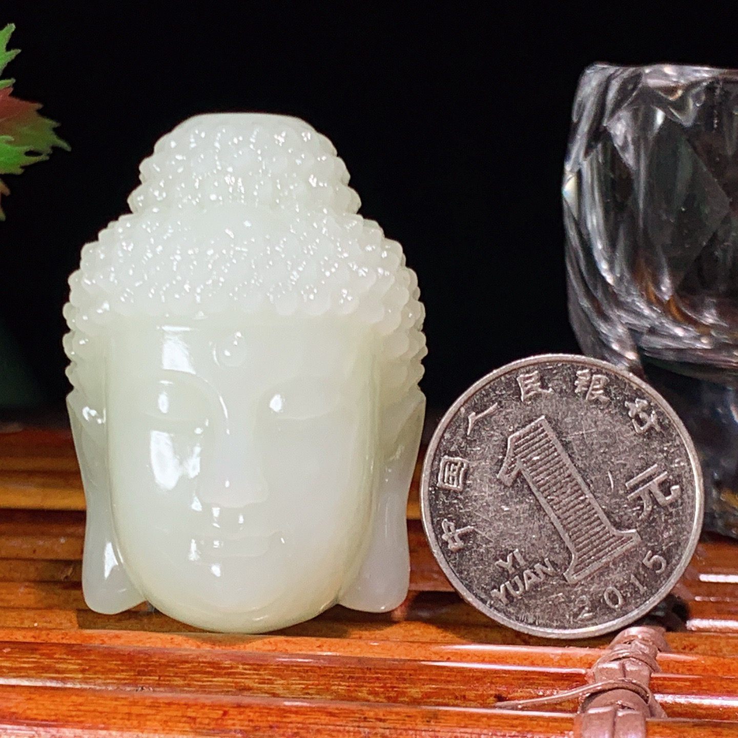 新疆和田玉观音头挂件。尺寸45/32/28重59克。玉质细腻油润。手推出油。佩戴高端典雅。lt260413