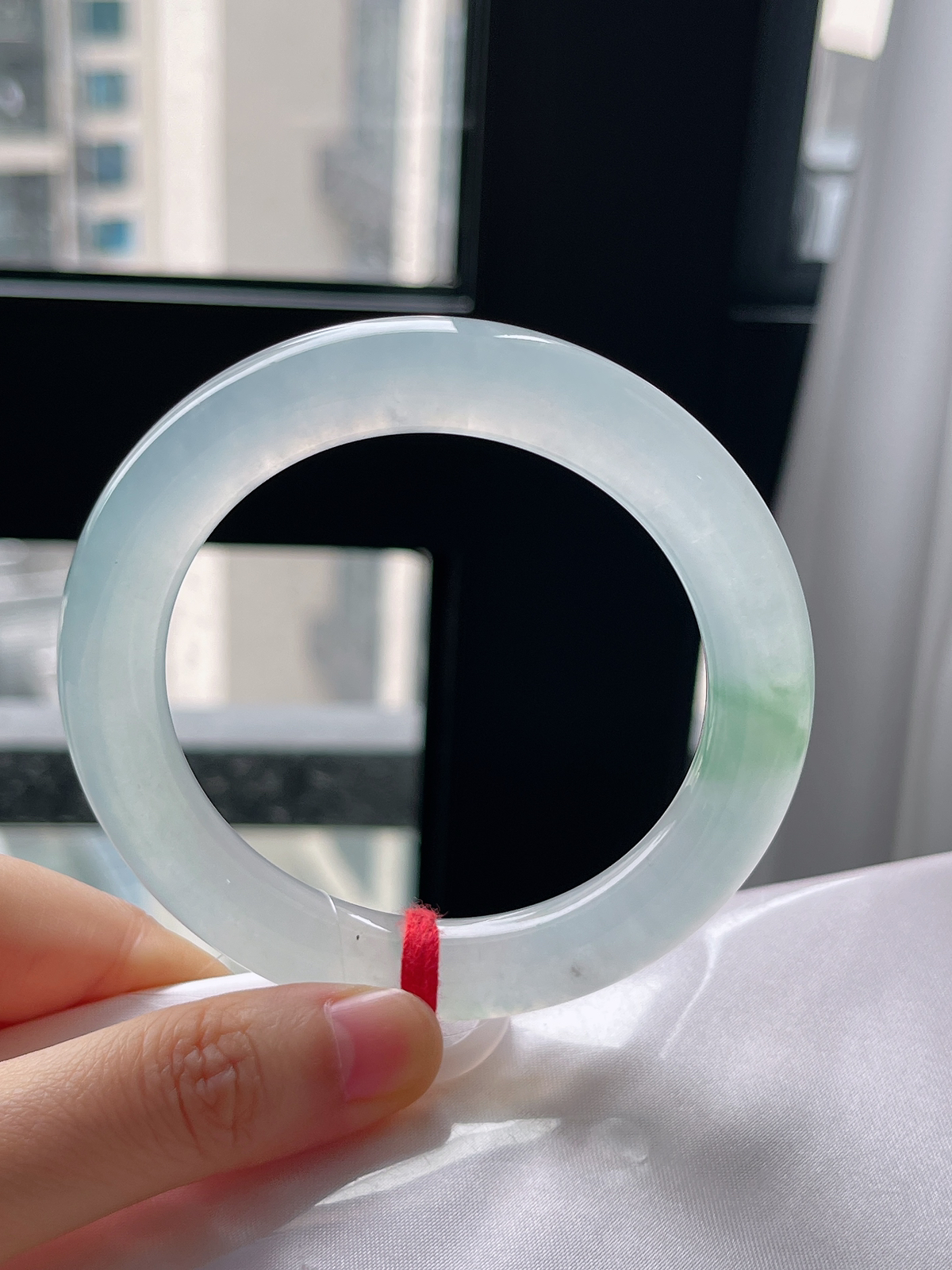 圆镯56.6圈口，翡翠冰种飘绿手镯