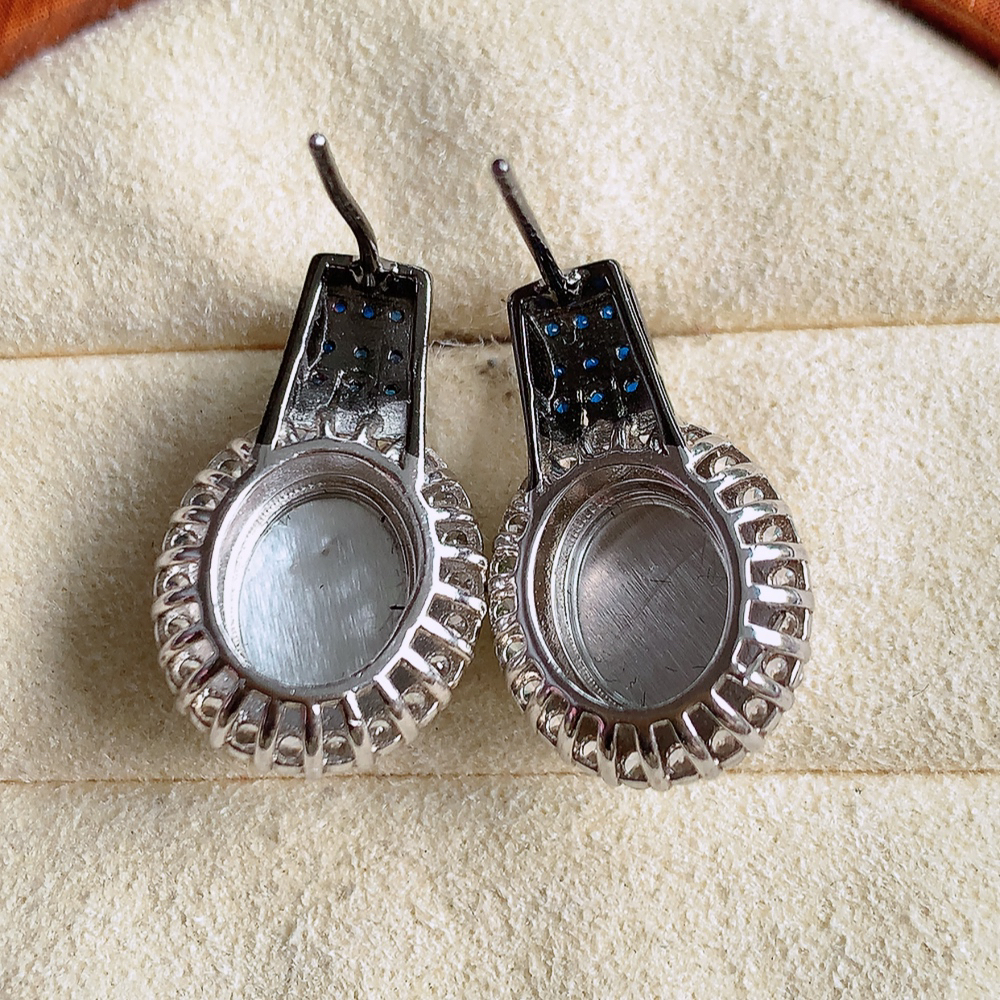 冰满绿翡翠925银镶嵌耳坠，自然光实拍，翠色灵动，颜色漂亮，种老水足，品相佳，佩戴佳品！W481.13 取一整体尺寸：20.8-13-7.5mm  裸石尺寸：9.5-7.5mm