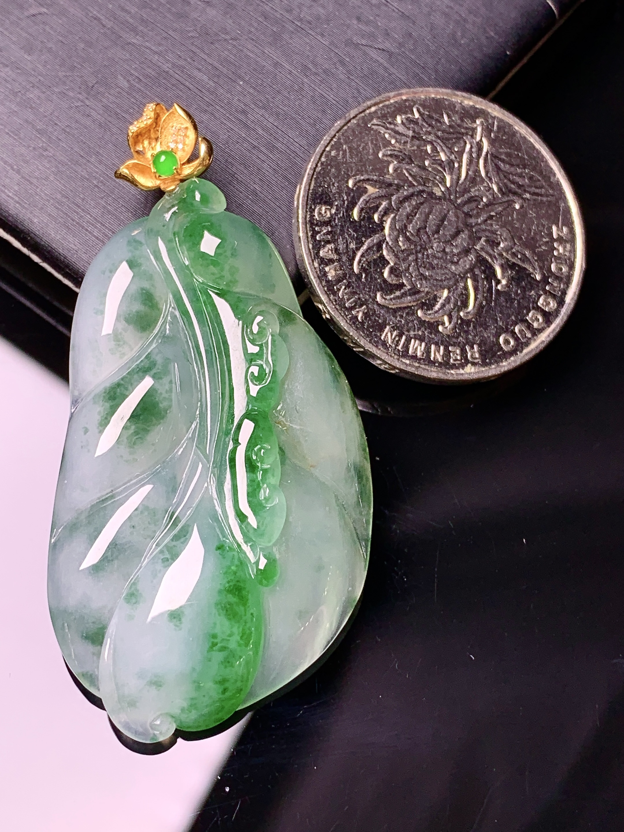 18k金钻镶嵌飘绿树叶吊坠 玉质细腻 色泽艳丽清新 水润亮眼 整体尺寸48*24*6e1