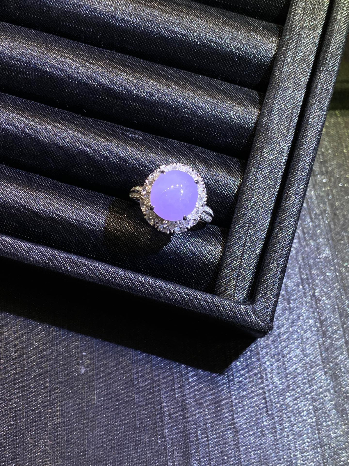  18k金镶嵌紫罗兰·蛋面
胖鼓浓紫蛋戒，紫韵在指尖流转，温柔又有存在感..