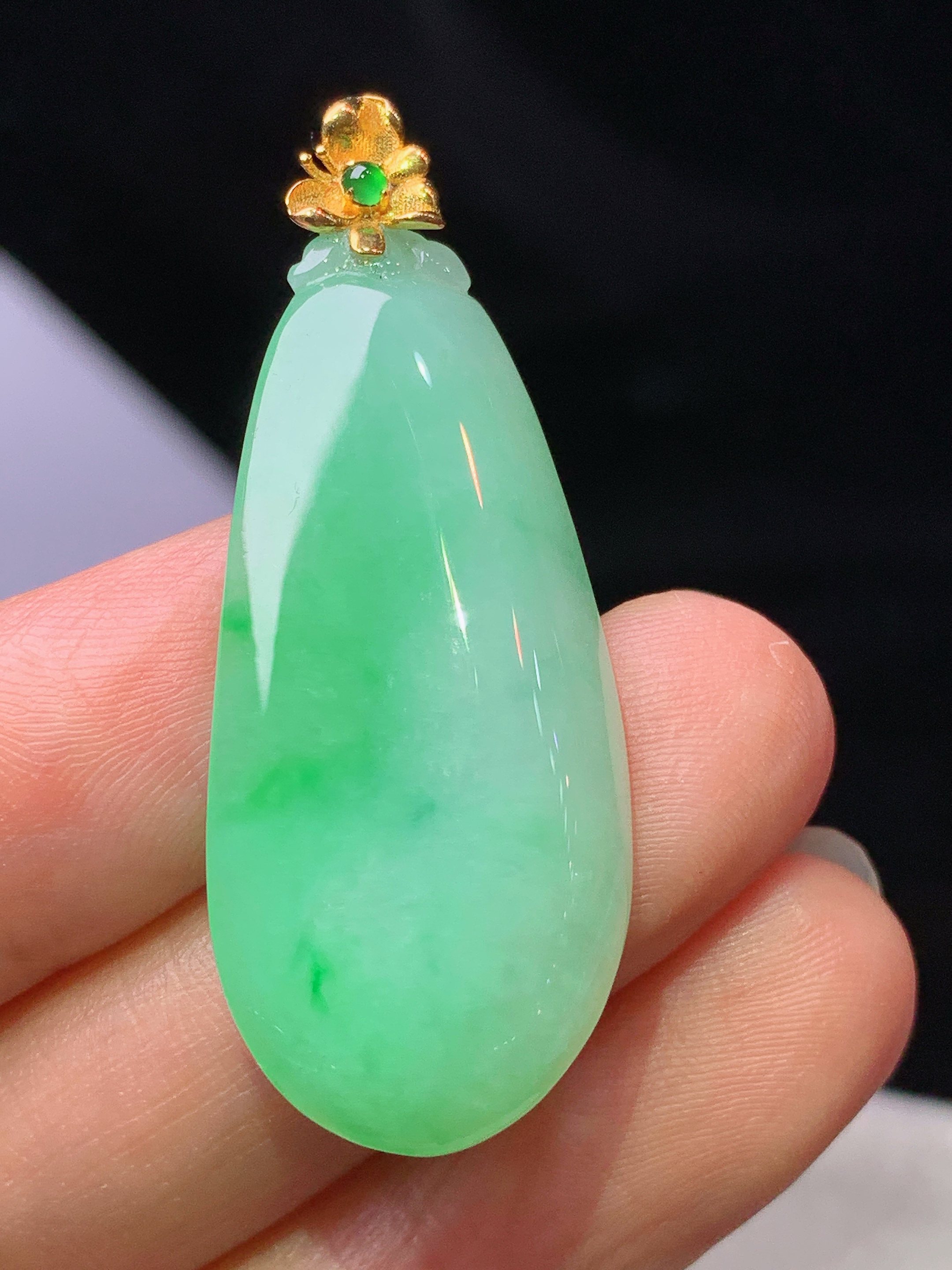 18k金镶嵌飘绿福瓜吊坠 玉质细腻 水润亮眼 色泽艳丽 整体尺寸42.2*16.6*5.6j1
