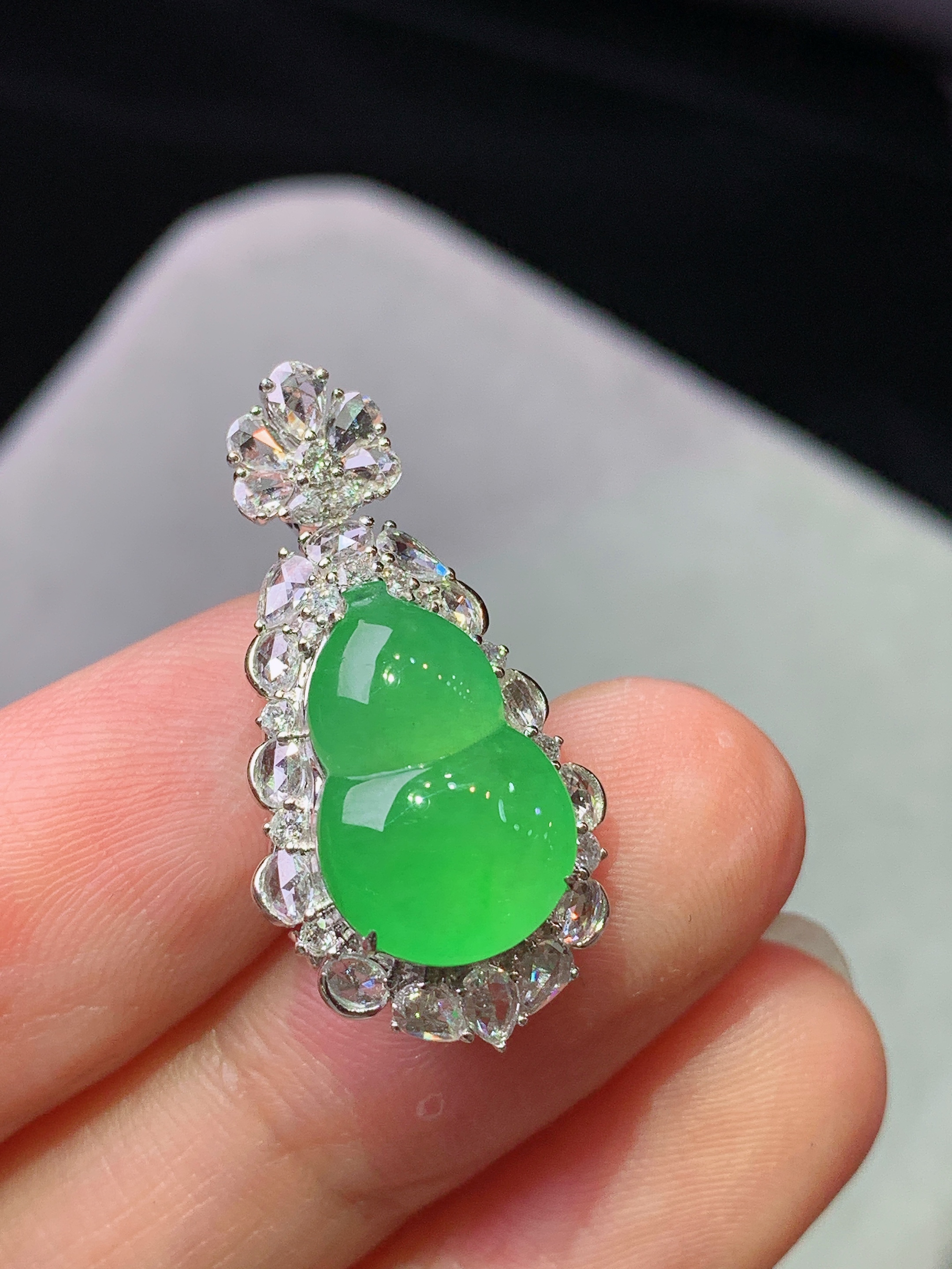 18k金钻镶嵌冰阳绿葫芦吊坠 玉质细腻 水润亮眼 色泽艳丽 整体尺寸27*13.6*10.3k1