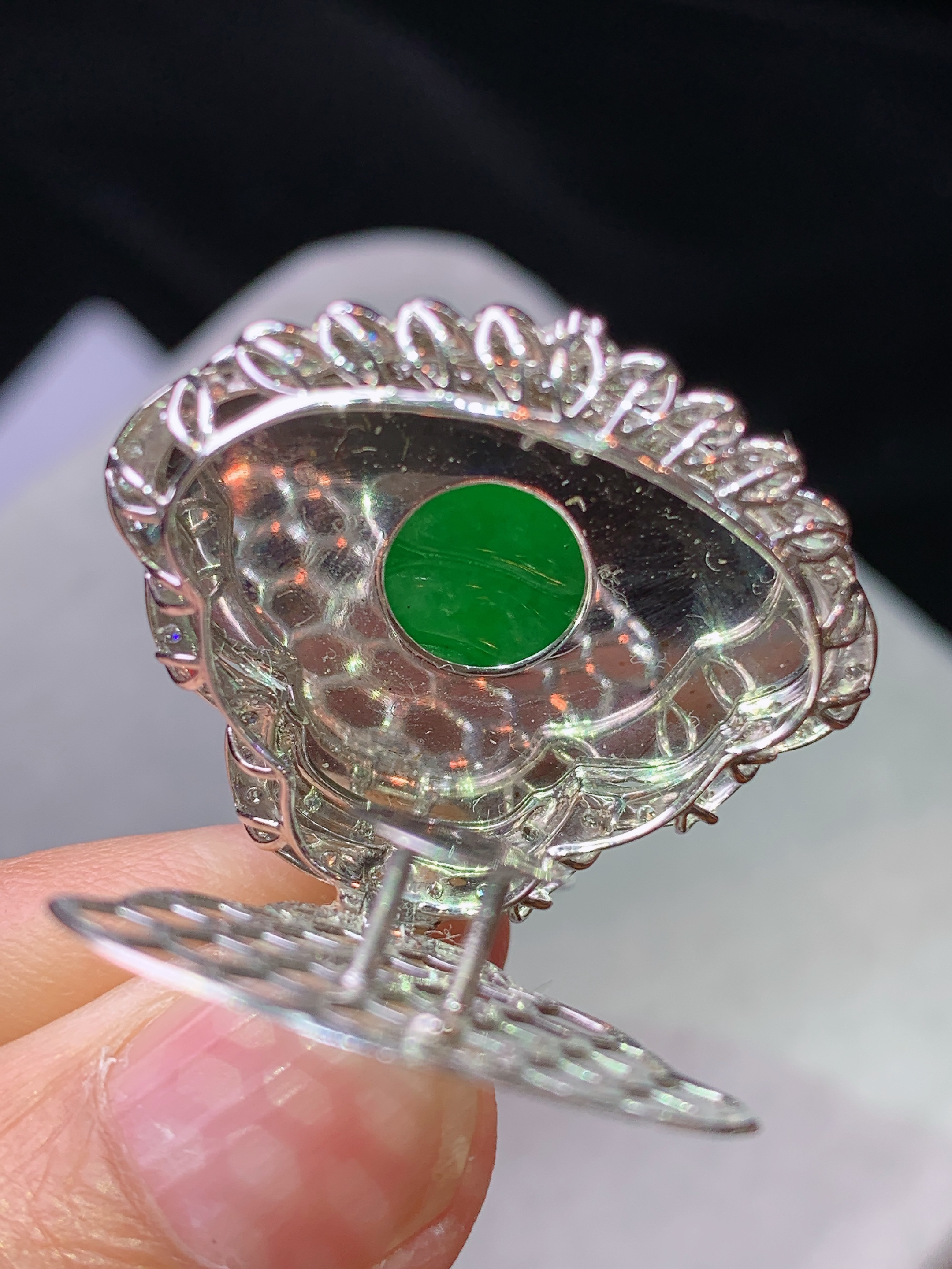 18k金钻镶嵌满阳绿佛公吊坠 玉质细腻 色泽艳丽清新 水润亮眼 整体尺寸33.2*29.5*10m2