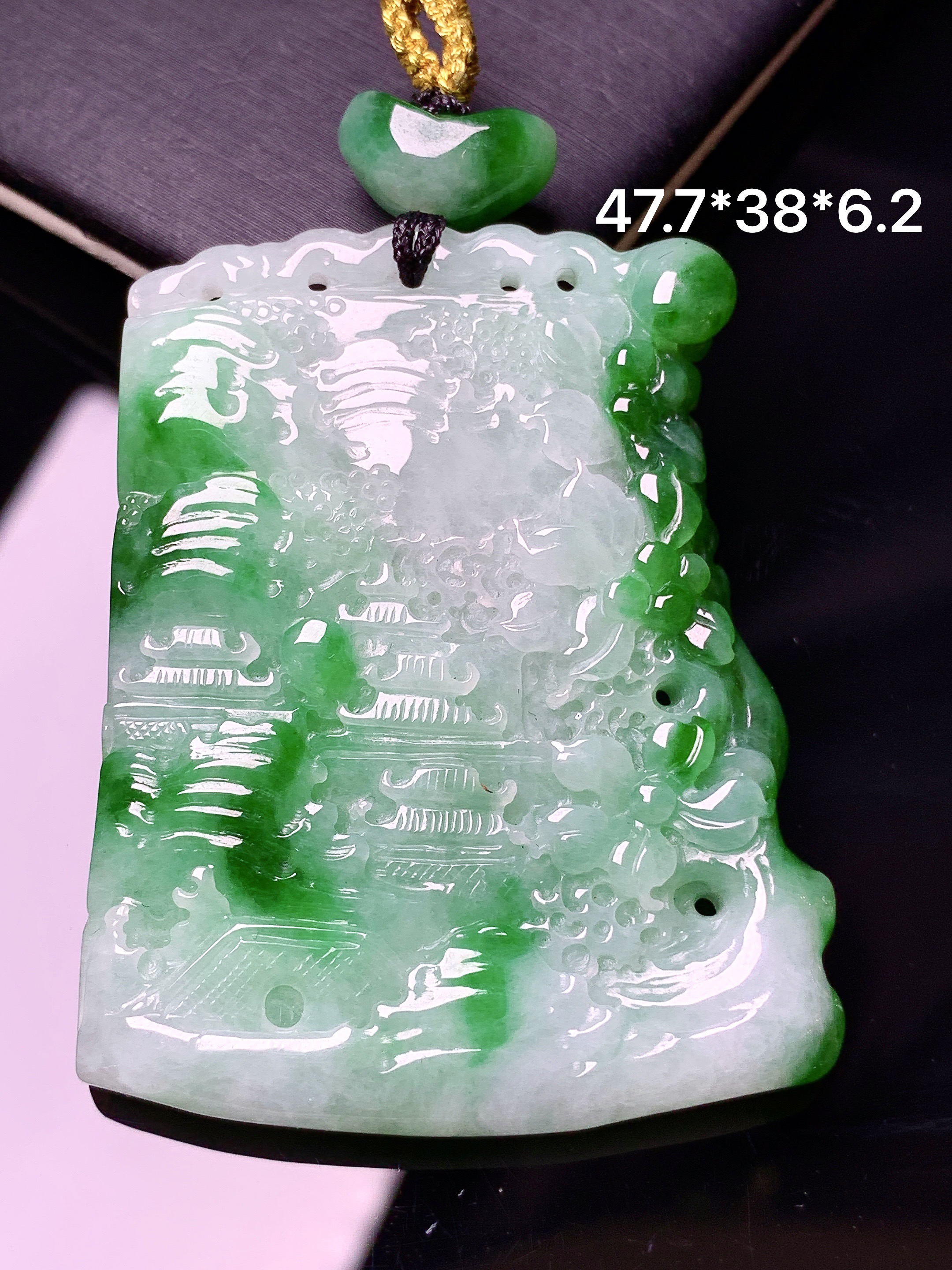 飘绿山水牌子吊坠 玉质细腻 色泽艳丽清新 水润亮眼 整体尺寸47.7*38*6.2e1