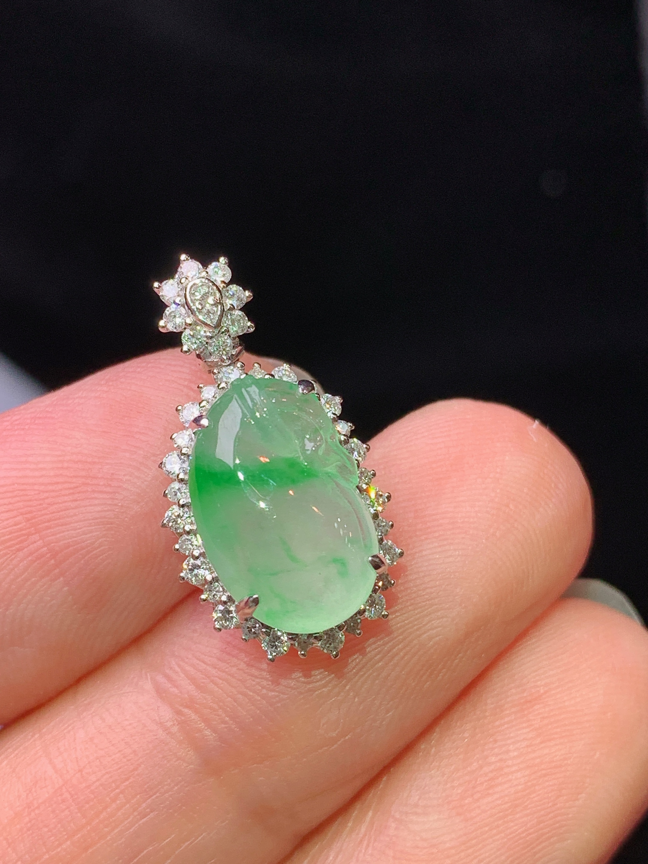 18k金钻镶嵌冰飘绿钱袋吊坠 玉质细腻 水润亮眼 色泽艳丽 整体尺寸20.8*11*7.5z1