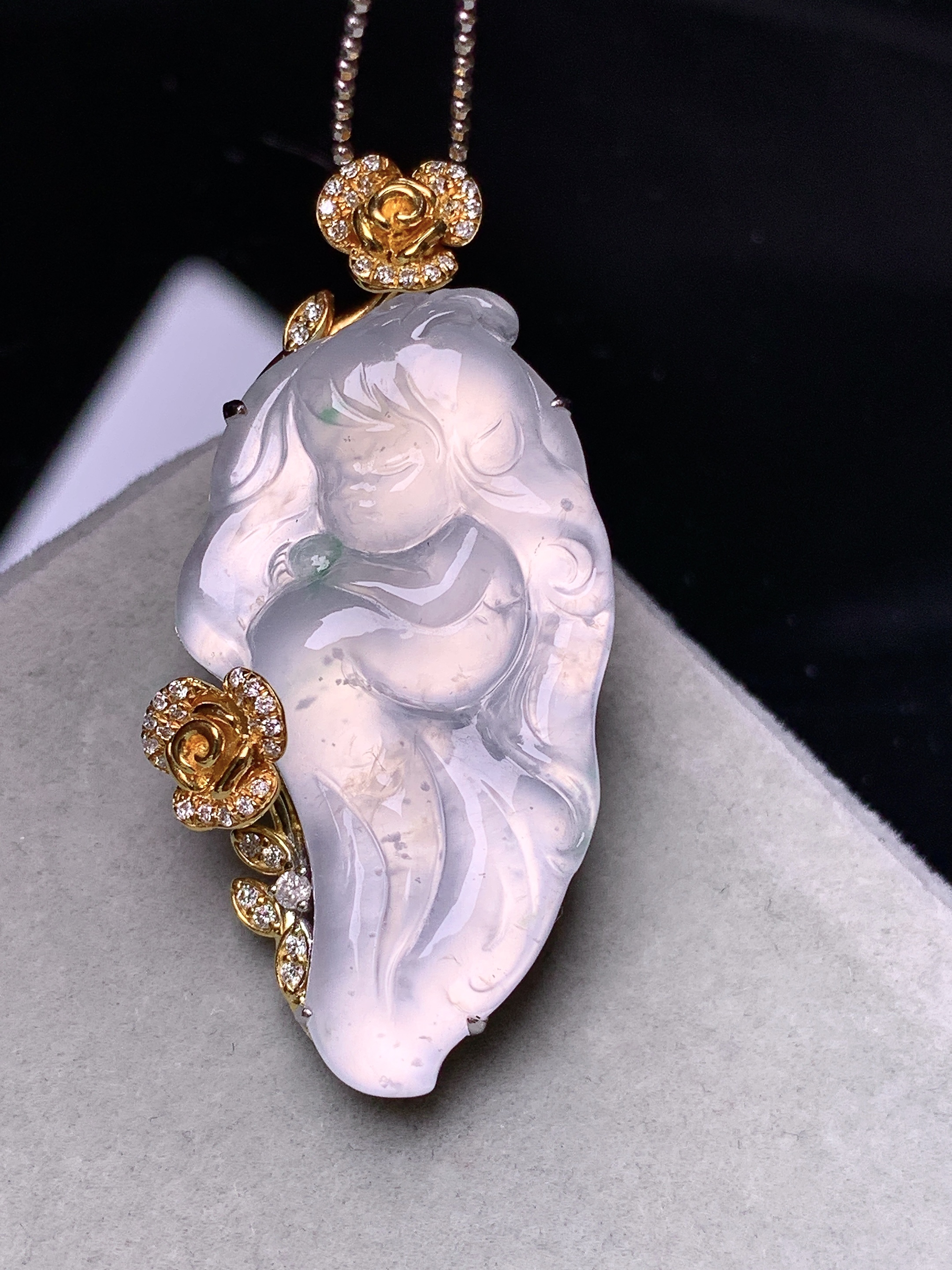 18k金钻镶嵌冰种天使宝宝吊坠 玉质细腻 水润亮眼 色泽艳丽 整体尺寸38.5*18.2*6.2m5