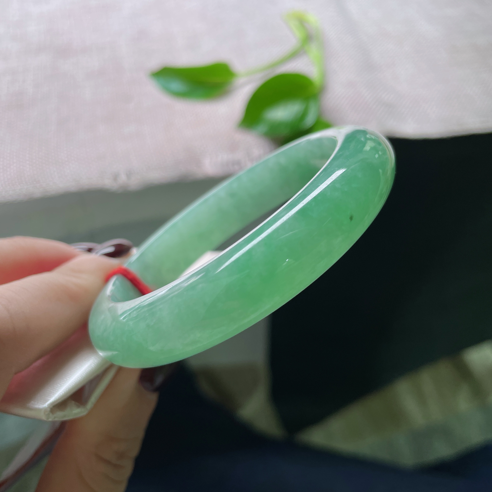 55.8/12.4/8.4，绿底正圈，颜色鲜艳夺目，是深潭、是青山、是凝固的春天。晶体纹..