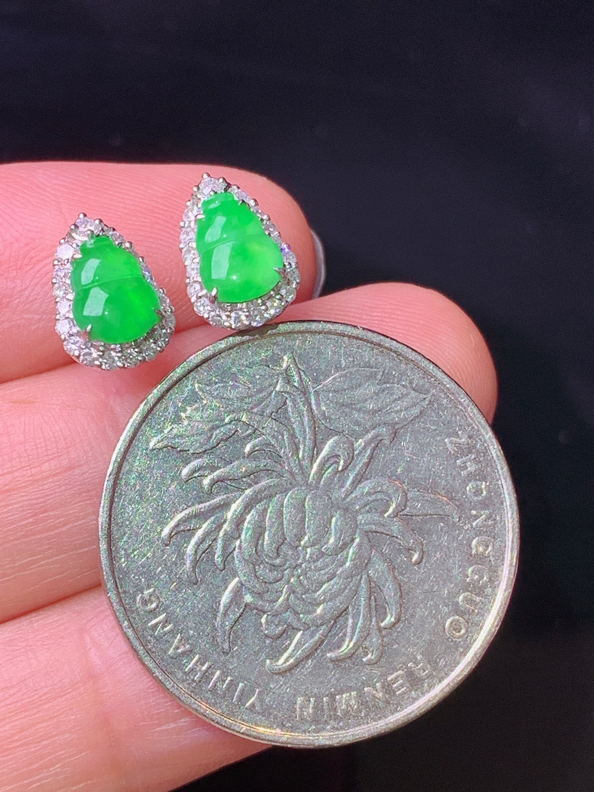 18k金钻镶嵌满绿葫芦耳钉 玉质细腻 色泽清新艳丽 整体尺寸9.6*6.8*5.3 T1