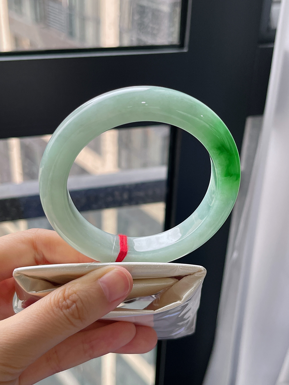 正圈56.7圈口，翡翠糯化种飘绿手镯