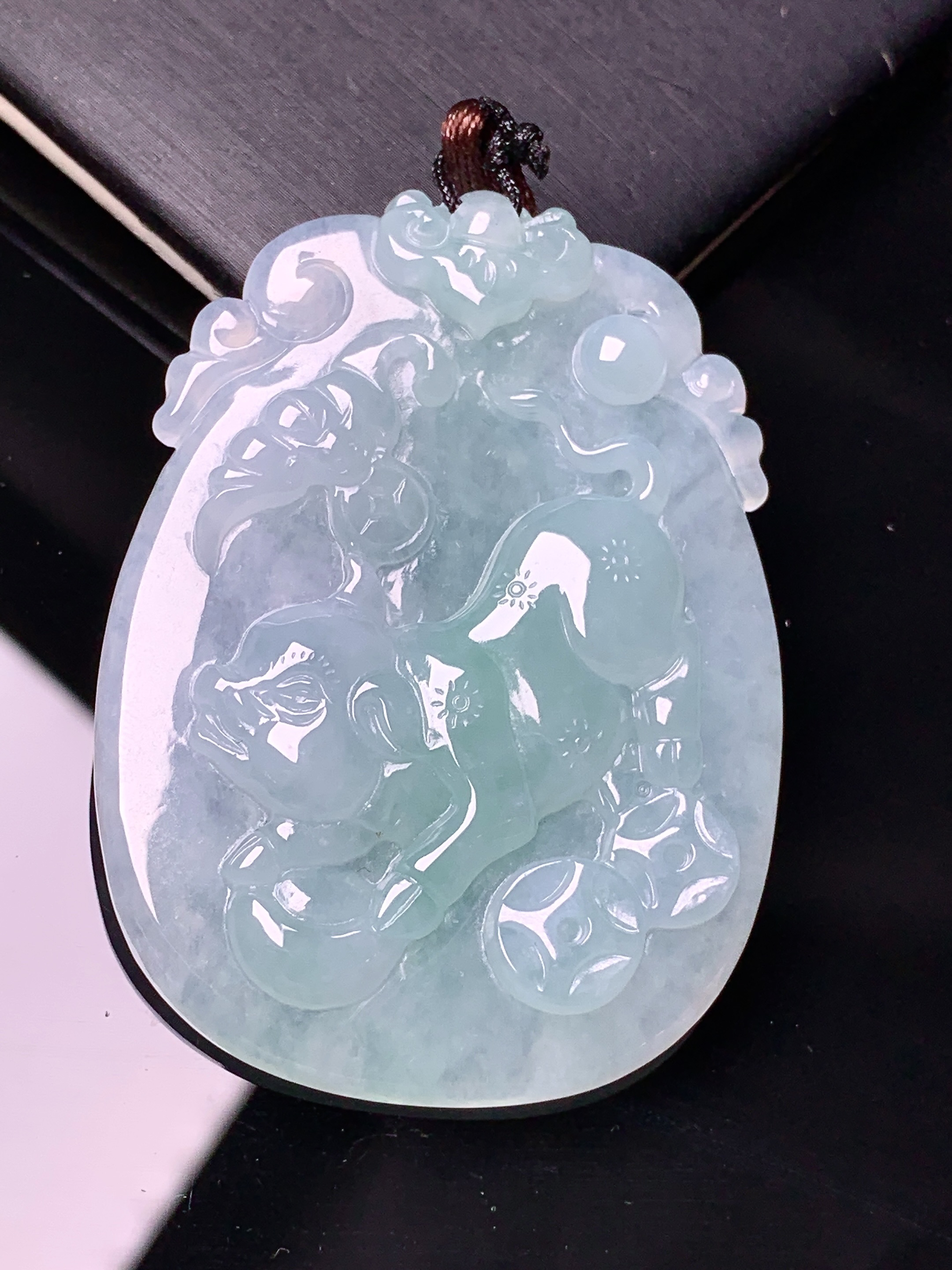 冰种飘绿生肖猪吊坠 玉质细腻 水润亮眼 色泽艳丽 整体尺寸53*38.7*6b2