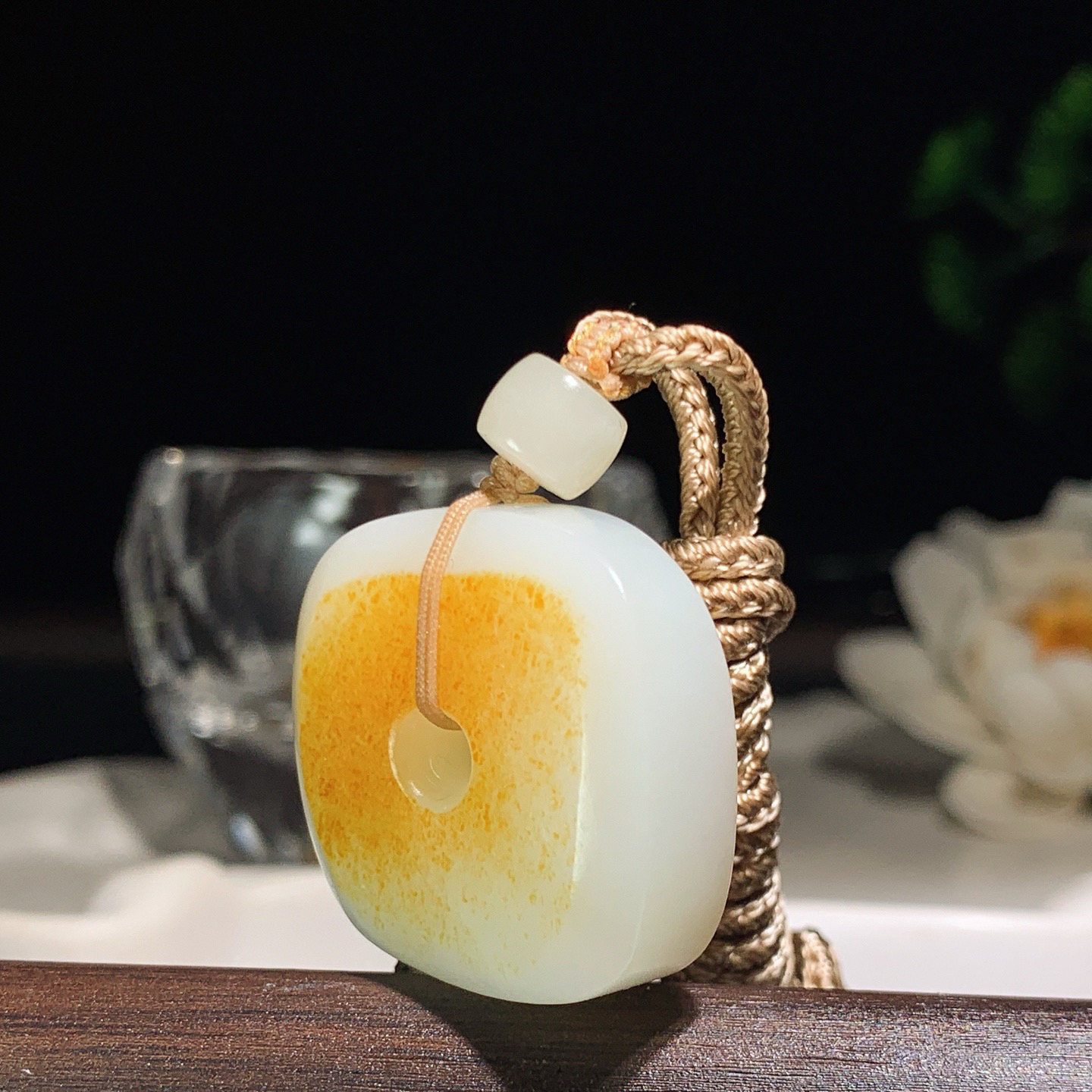 新疆和田玉四方扣挂件。尺寸28/13重24.5克。玉质细腻油润。手推出油。佩戴高端典雅。lt260413