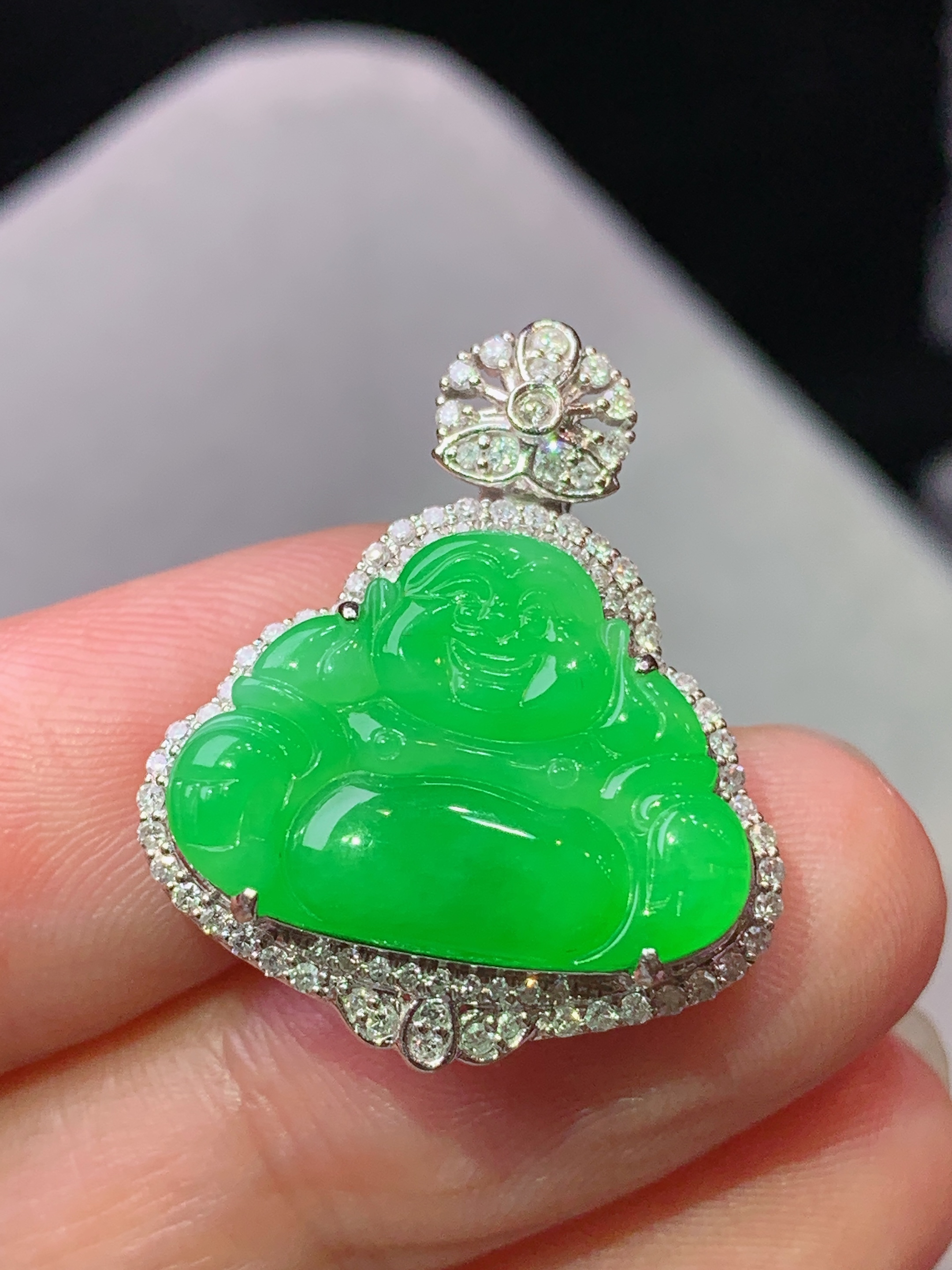 18k金钻镶嵌满阳绿佛公吊坠 玉质细腻 色泽艳丽清新 水润亮眼 整体尺寸25*20.6*8L2