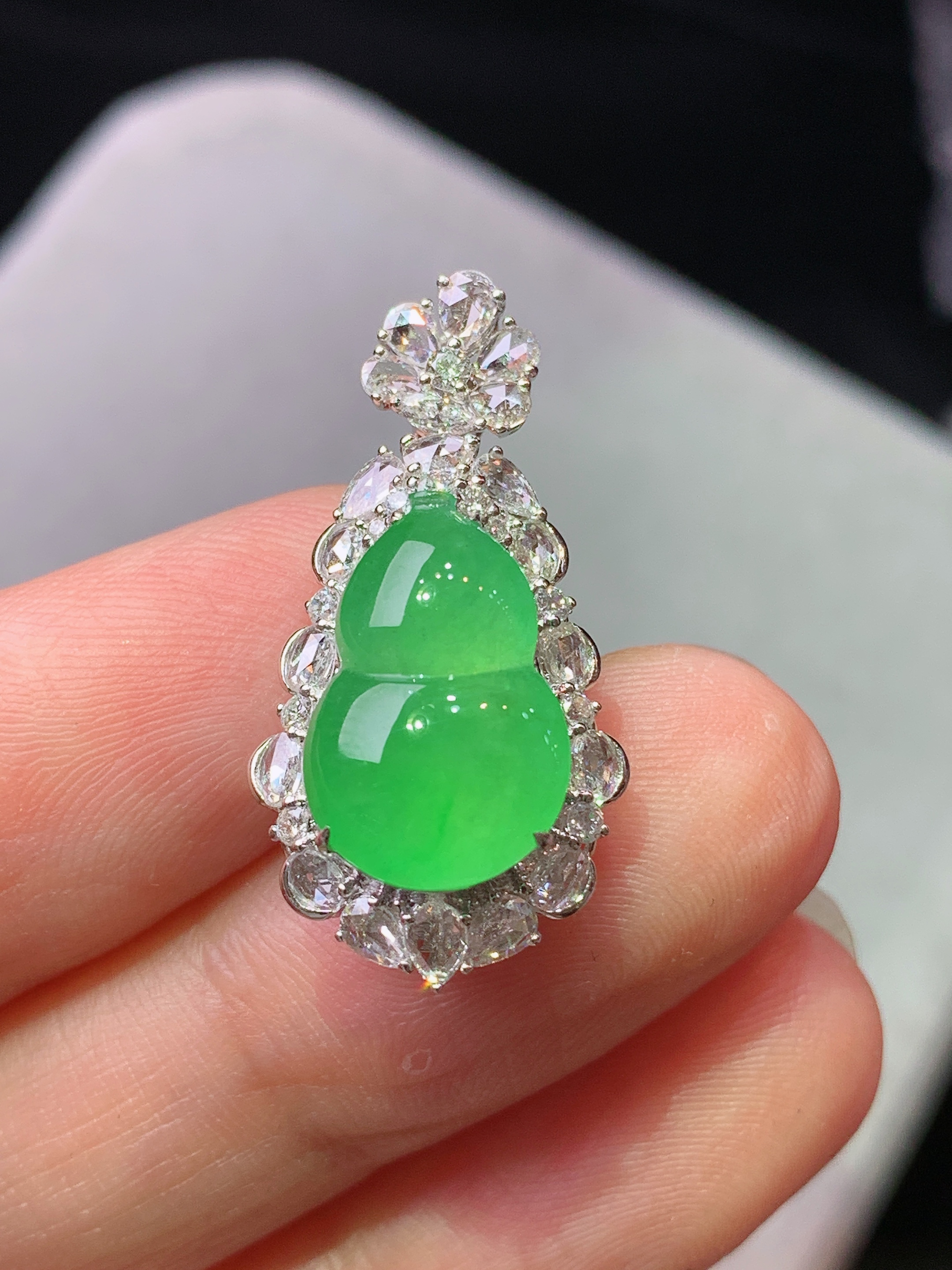 18k金钻镶嵌冰阳绿葫芦吊坠 玉质细腻 水润亮眼 色泽艳丽 整体尺寸27*13.6*10.3k1