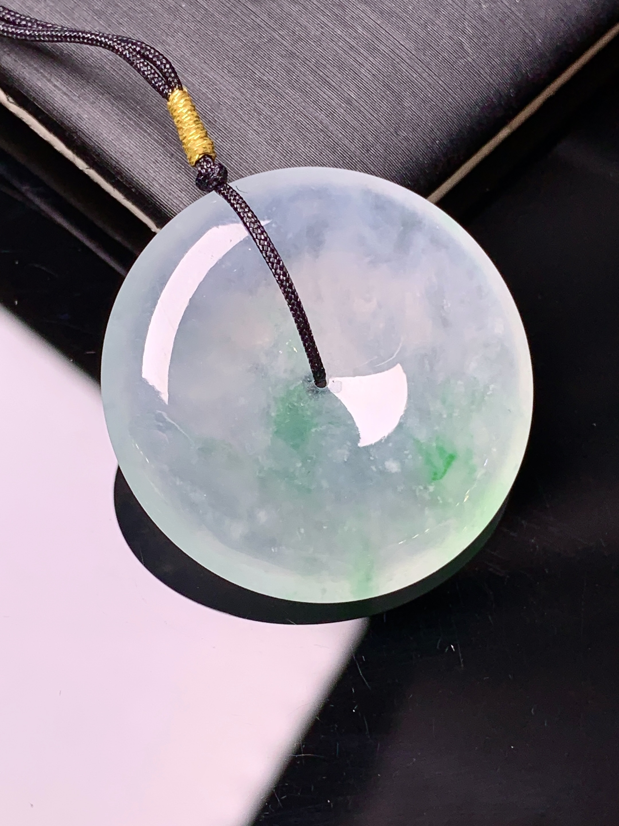 冰种飘绿平安扣吊坠 玉质细腻 色泽艳丽清新 水润亮眼 整体尺寸27.2*5.8d3