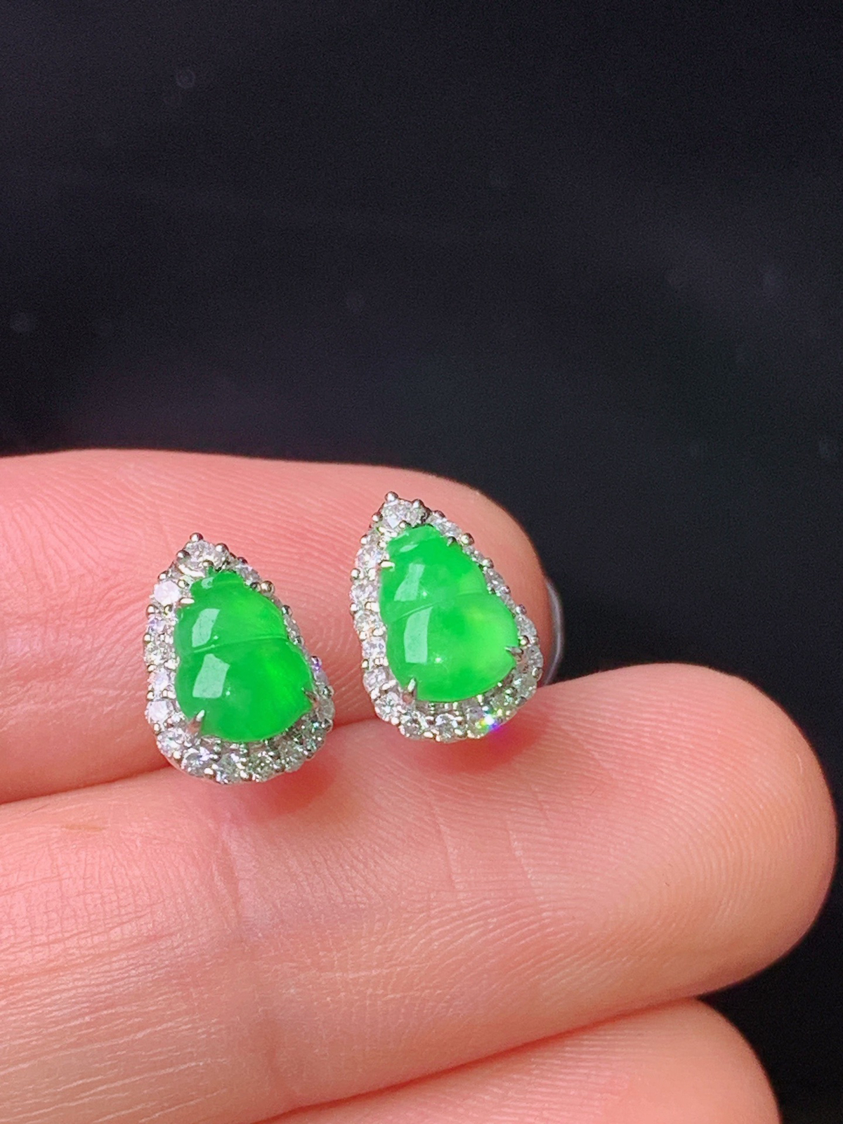 18k金钻镶嵌满绿葫芦耳钉 玉质细腻 色泽清新艳丽 整体尺寸9.6*6.8*5.3 T1