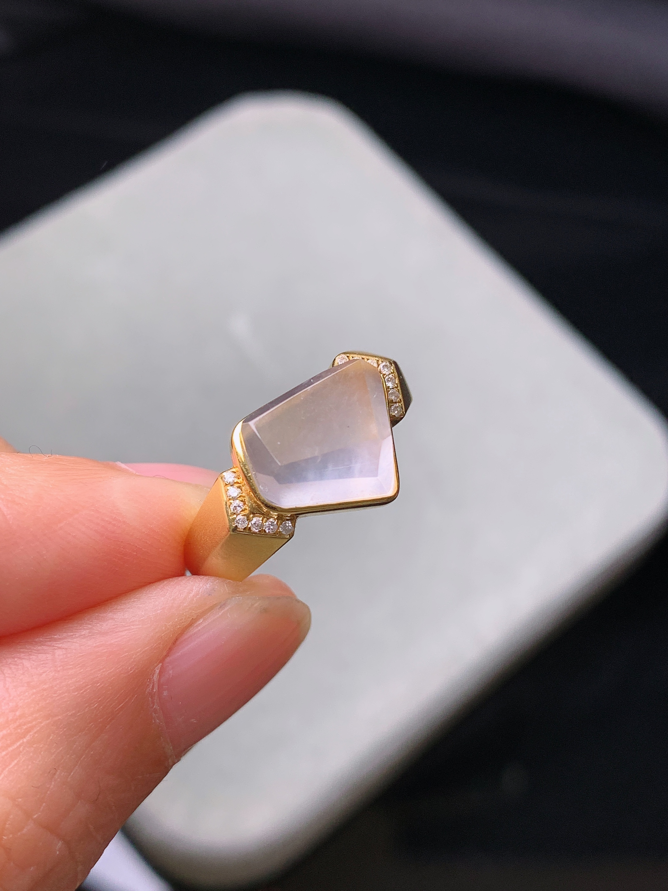 18k金钻镶嵌冰种随形戒指 玉质细腻 水润亮眼 色泽艳丽 圈口13.5 裸石尺寸11*8.8*4.5m5