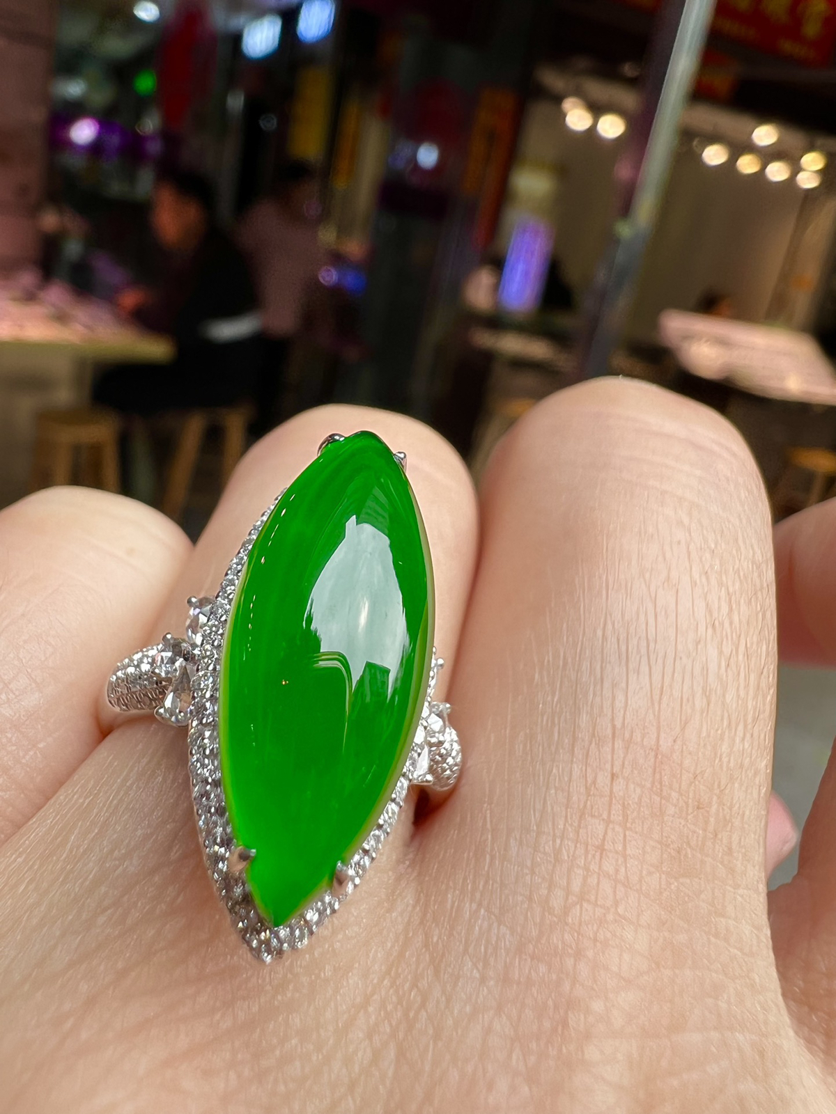 【满色戒指 色泽艳丽】
18K金奢华满钻  种好品质细腻