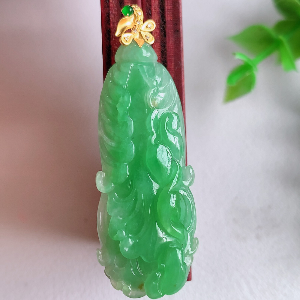 18k金伴钻冰润飘绿白菜吊坠  玉质细腻，巧雕白菜，叶脉纹理细密，饱和紧密;茎叶粗壮有力，白菜”音通“百财”，“玉”通“遇”，合起来就是“遇百财”之意，寄予事业生活中财源广进，一帆风顺 W01.13  尺寸：42-16.6-9.3mm
