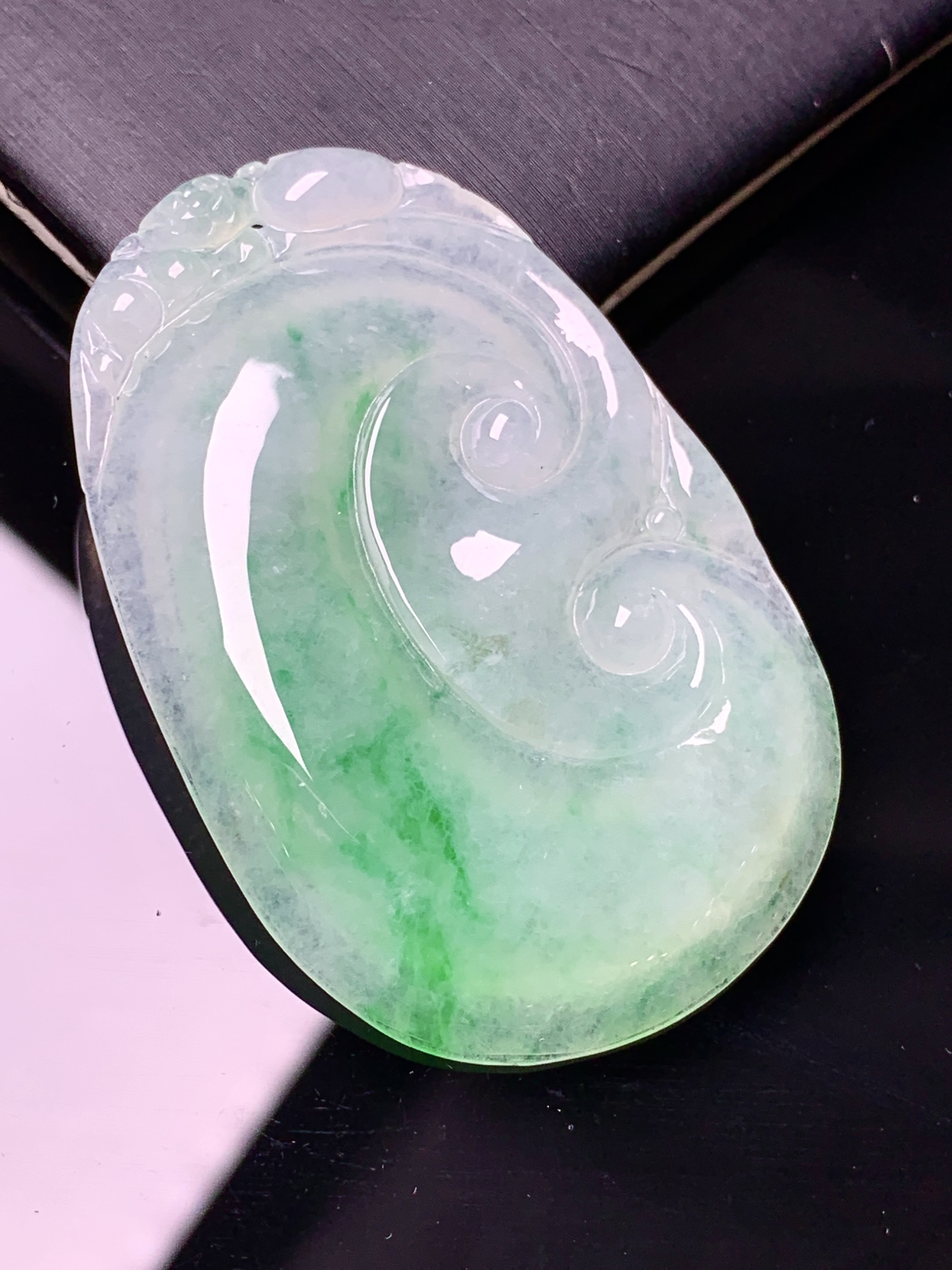 冰飘阳绿如意吊坠 玉质细腻 水润亮眼 色泽艳丽 整体尺寸51*34*5a2